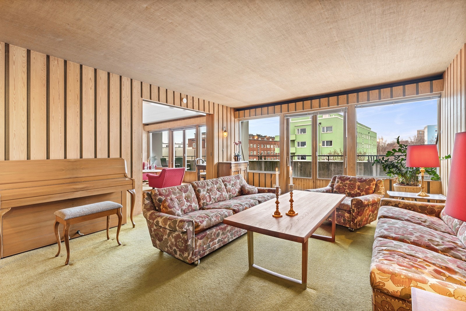 Peisestue 24 m², vinduer i full bredde og utgang balkong Galleribilde