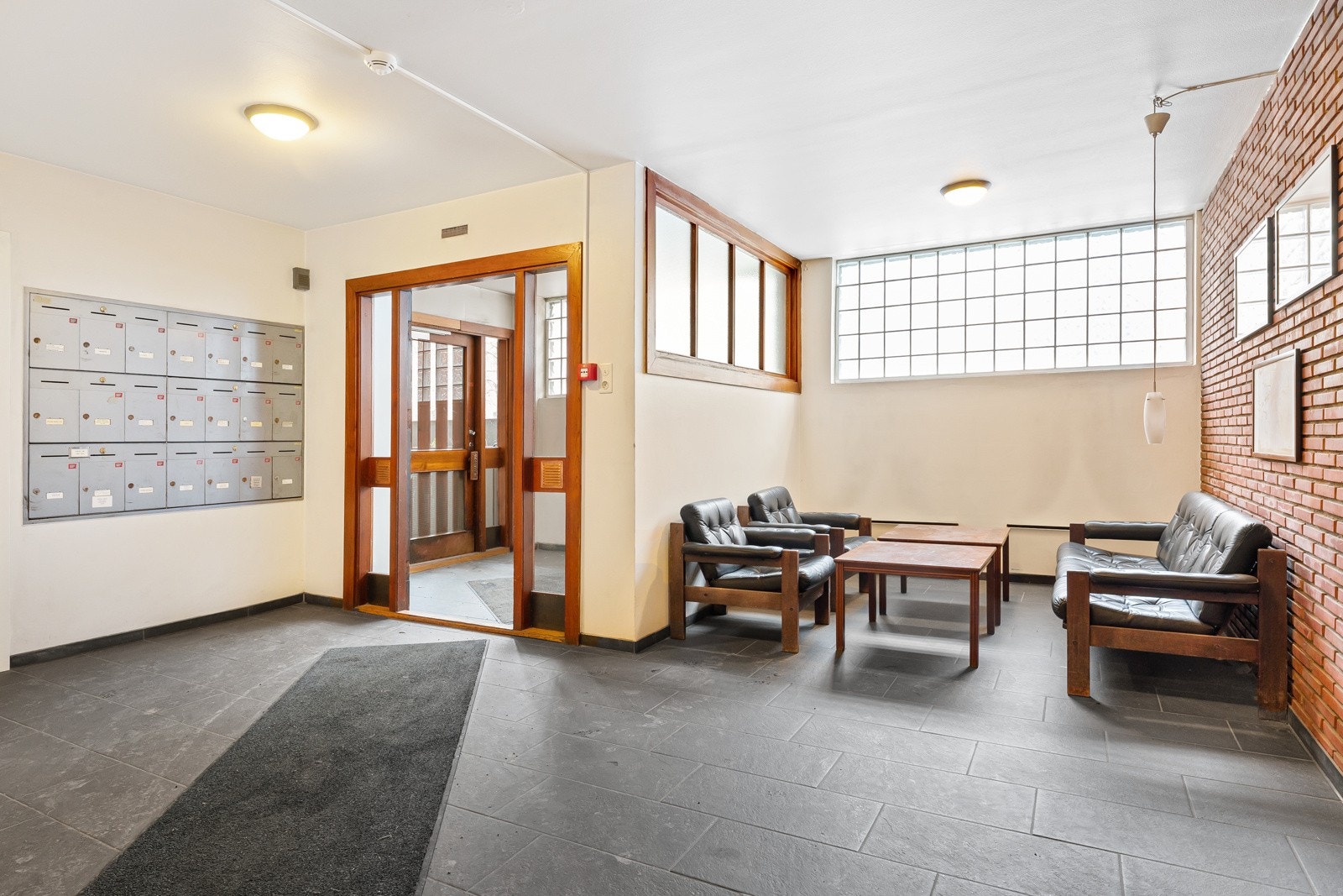 Romslig og innredet foajé Galleribilde