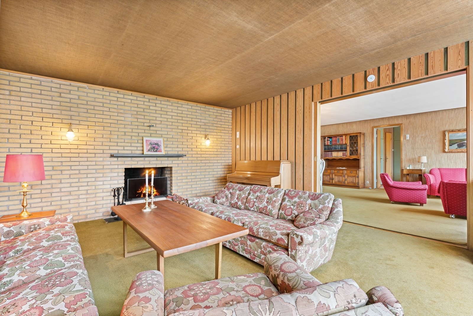 Peisestue anno 2023 (samme bord og piano) Galleribilde