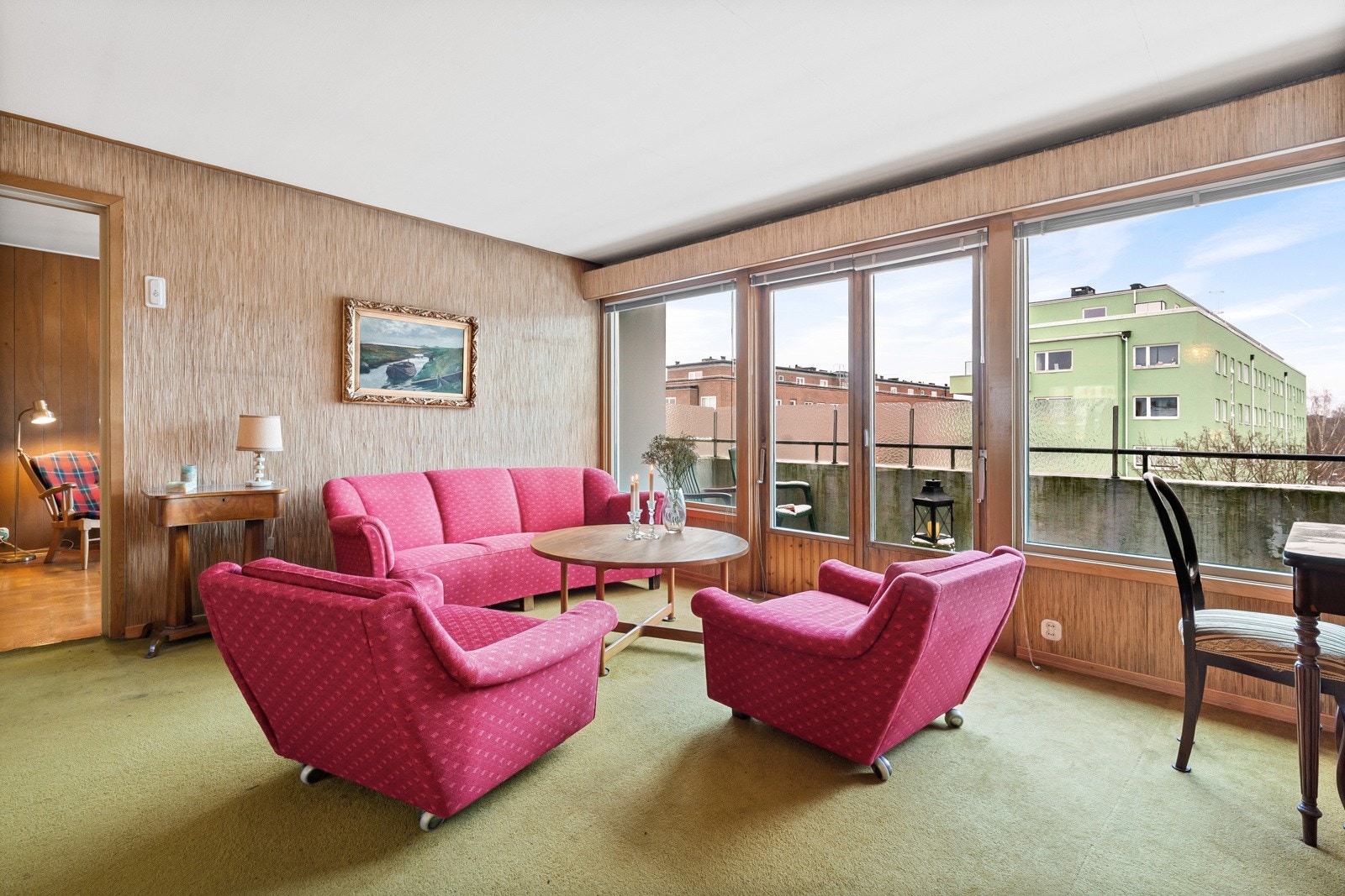 Balkong/fasade mot nordvest, utsikt mot deler av Holmenkollen Galleribilde