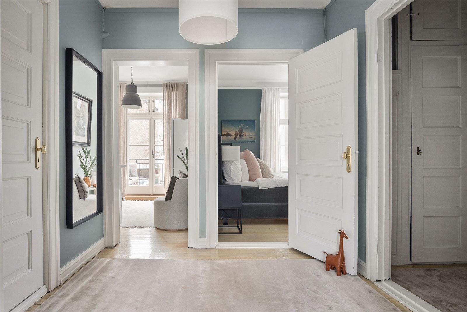 Praktisk og romslig gang som fungerer som knutepunkt i boligen Galleribilde