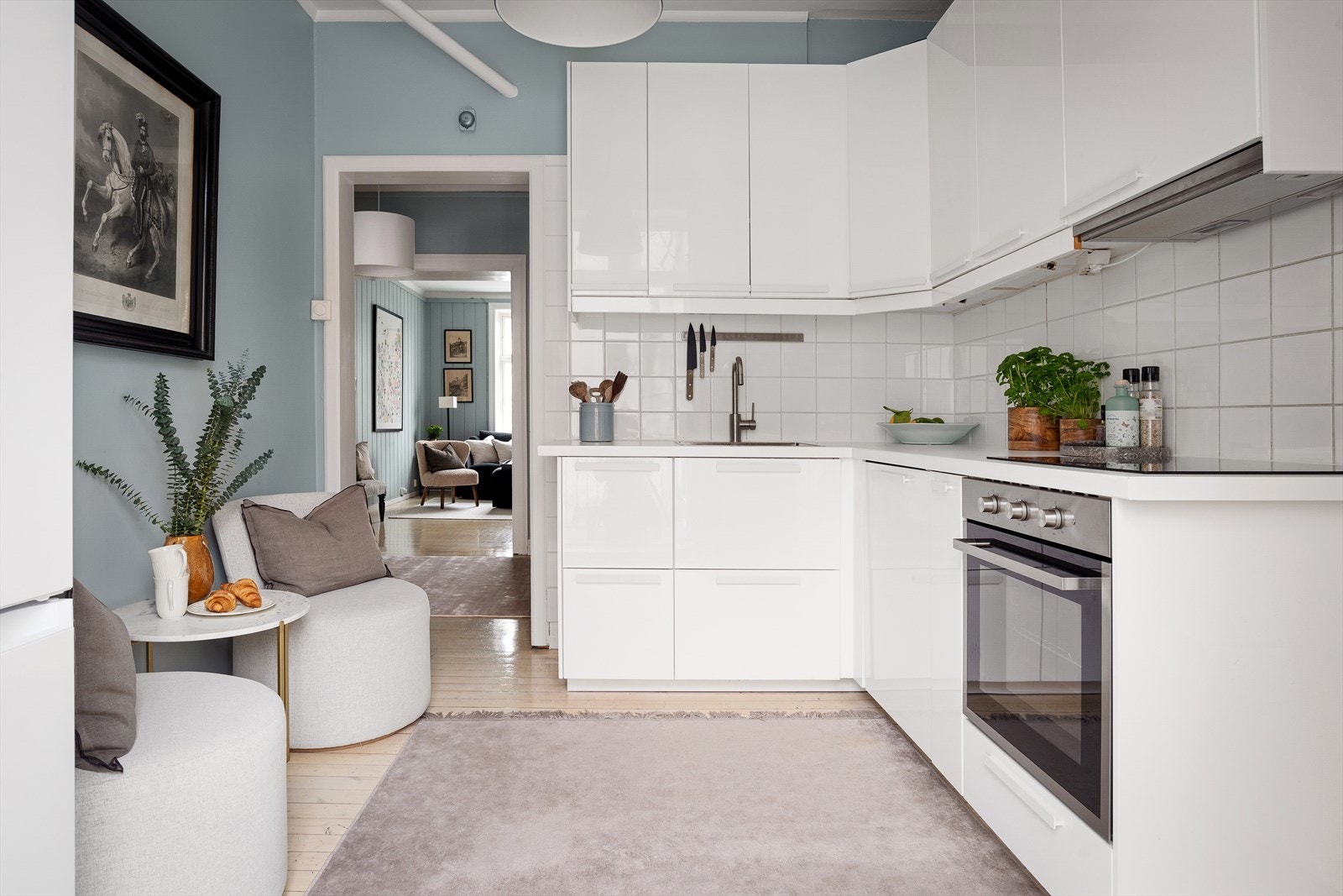 Kjøkkenet består av kjøkkeninnredning med høyglansfronter og laminert benkeplate med nedfelt stålkum fra IKEA modernisert i 2021 Galleribilde