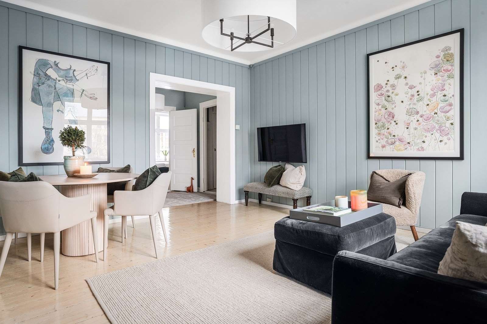 Her har du plass til spisegruppe og sofaseksjon med tilhørende møblement. Galleribilde