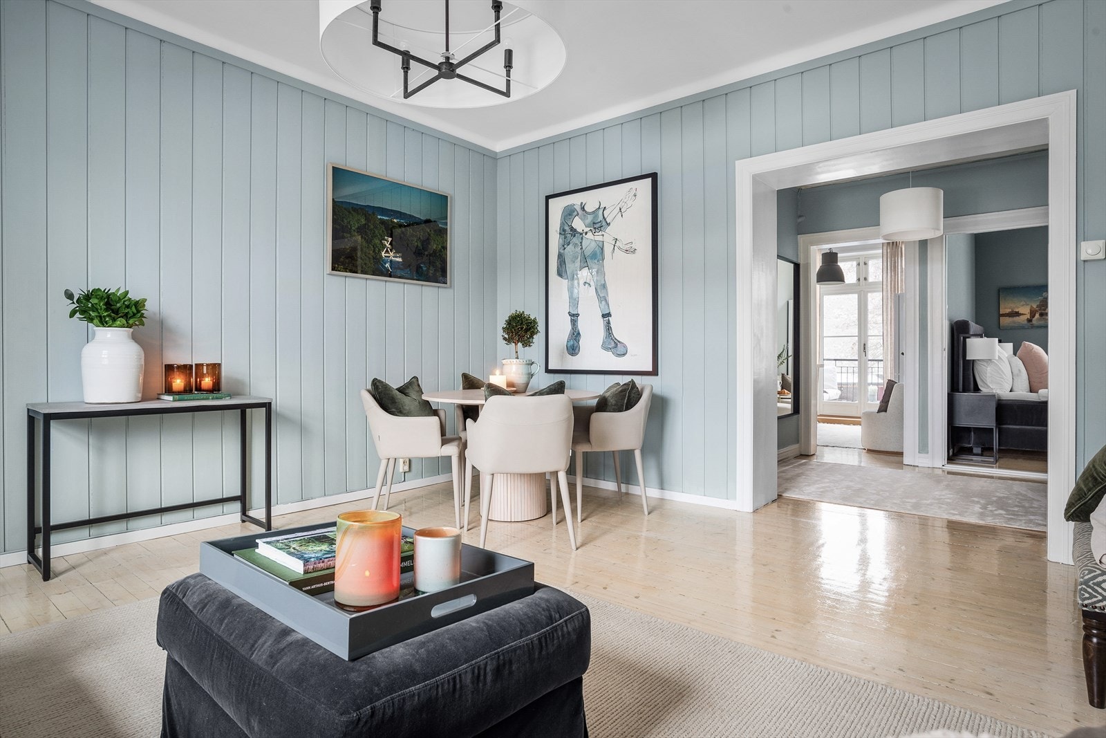 Gulvene i leiligheten er belagt med furugulv og den gode takhøyden gir god romfølelse. Galleribilde