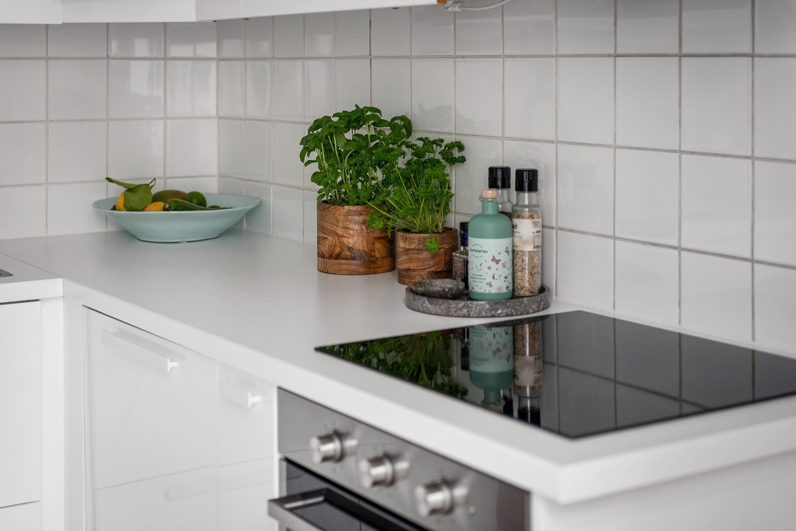 Videre har du integrerte hvitevarer som stekeovn, oppvaskmaskin og induksjon platetopp Galleribilde