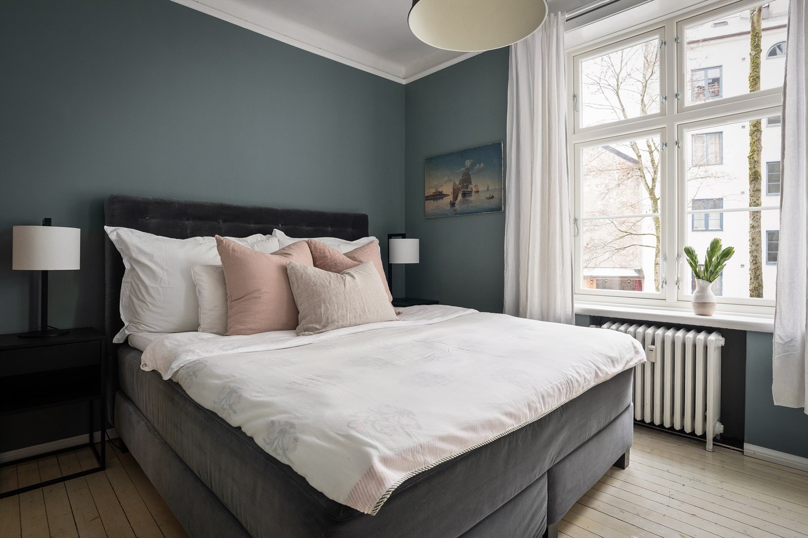 Soverommet er av god størrelse og du har god plass til stor dobbeltseng, nattbord på hver side og annet tilhørende soveromsmøblement Galleribilde