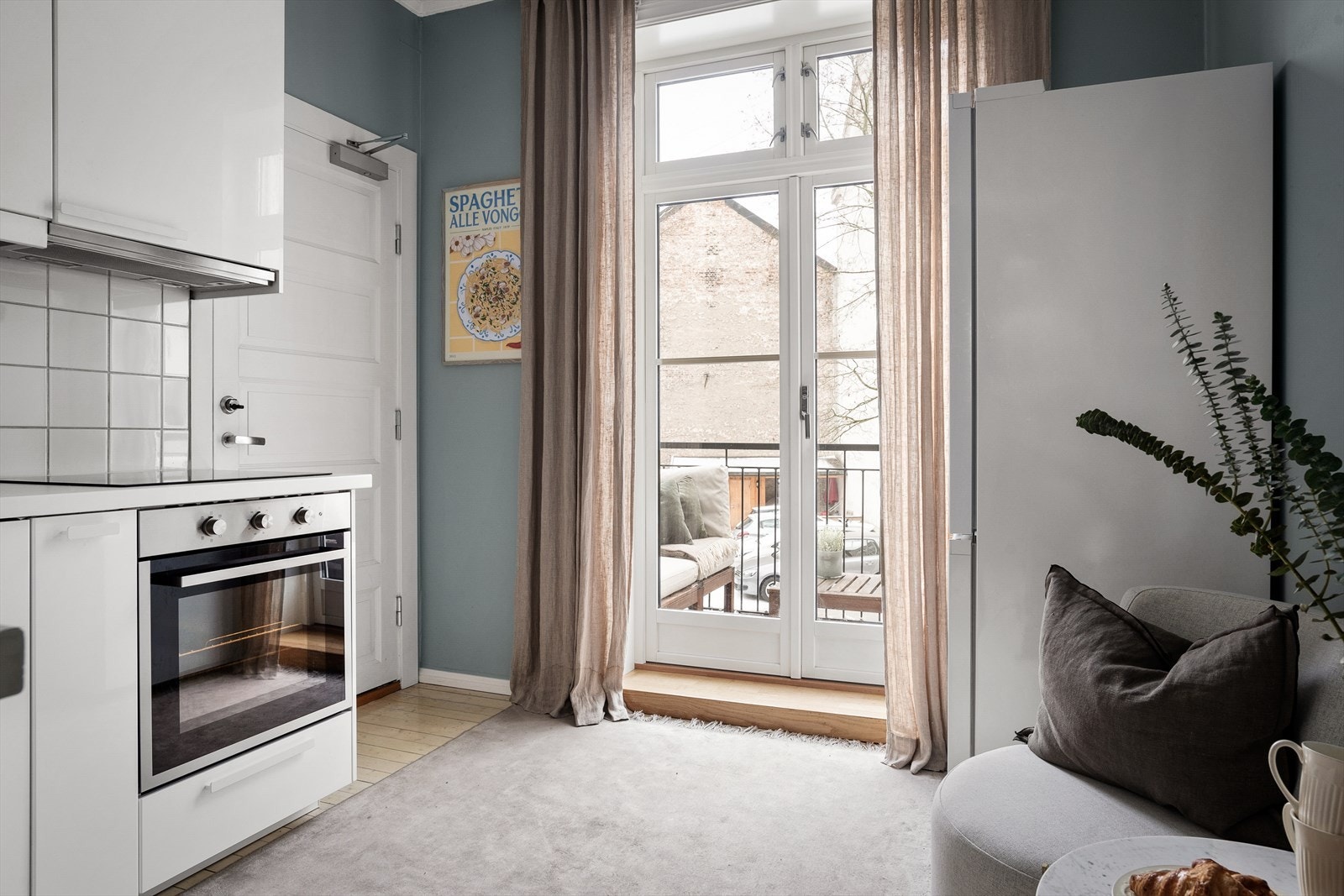 Separat kjøkken som ligger rett overfor stuen Galleribilde