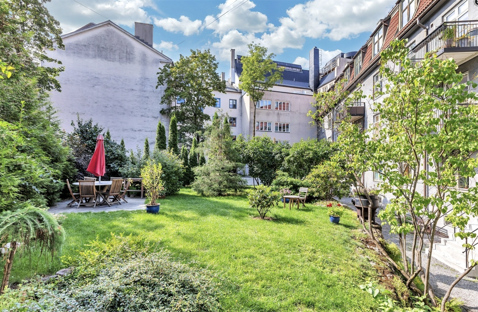 Fredfull bakgård med sittegruppe Galleribilde