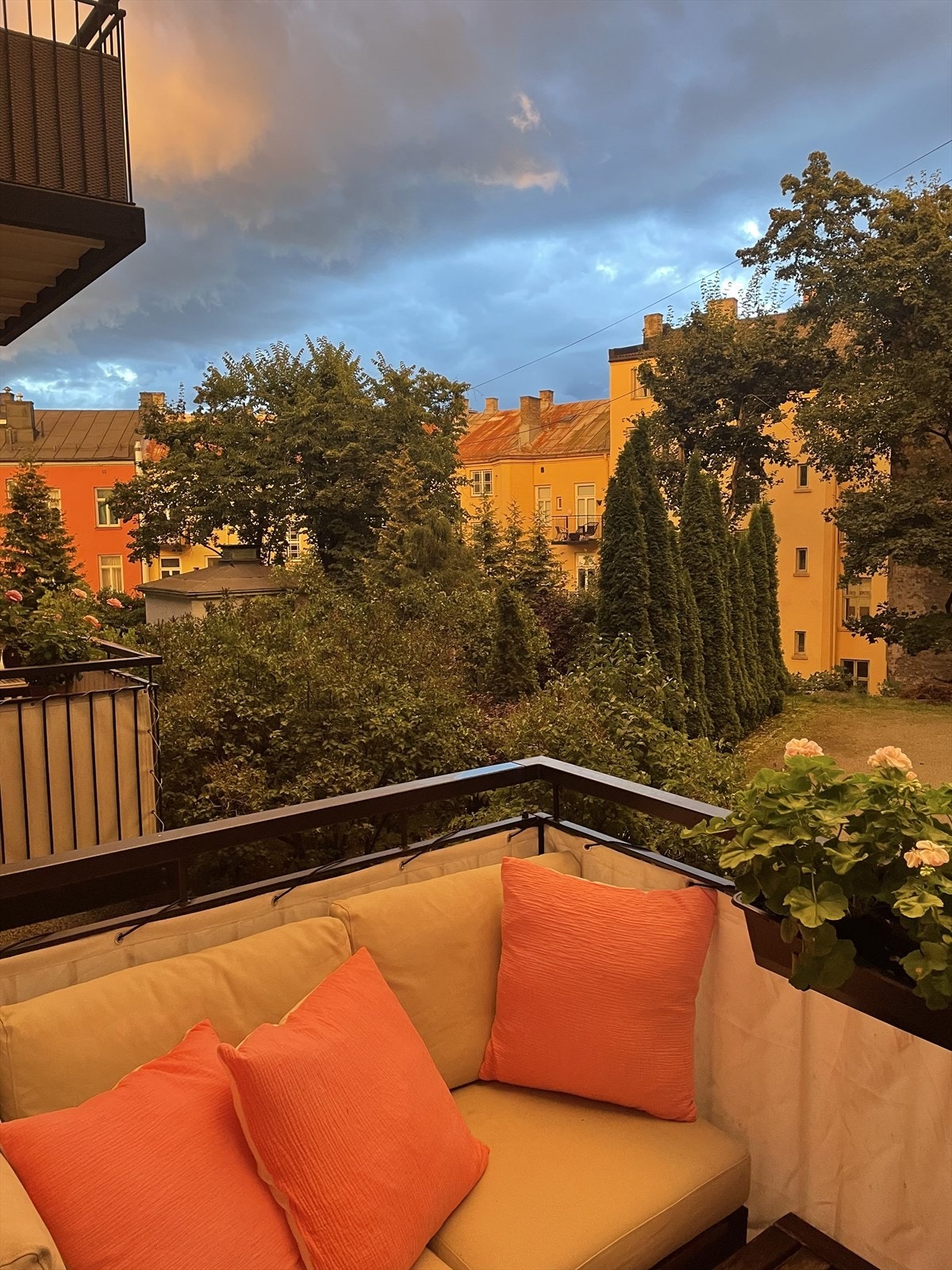 Frodig bakgård Galleribilde