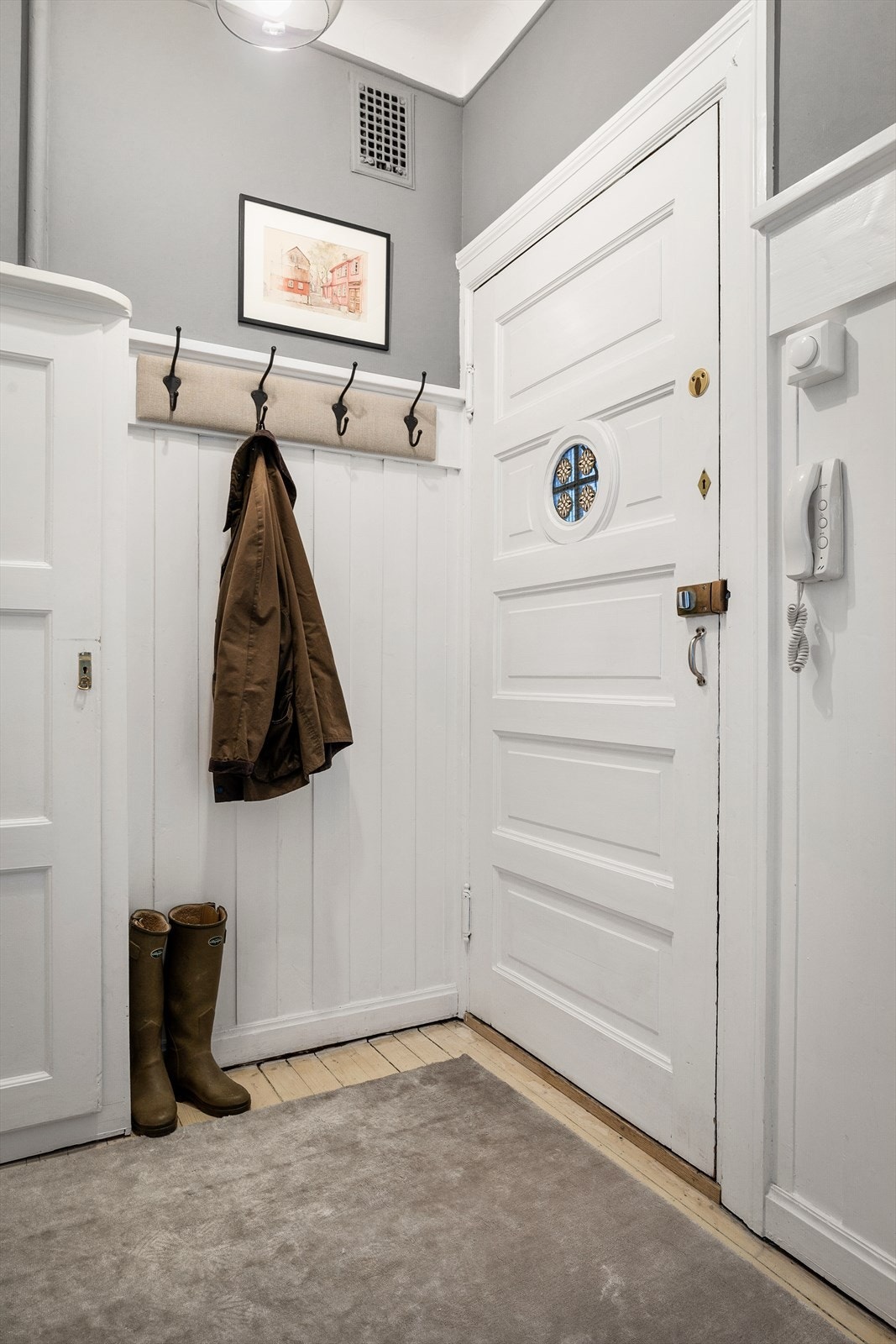 Velkommen inn til lyst og hyggelig inngangsparti med plassbygde garderobeskap hvor du kan henge fra deg ytterjakken og sette fra deg skoene Galleribilde