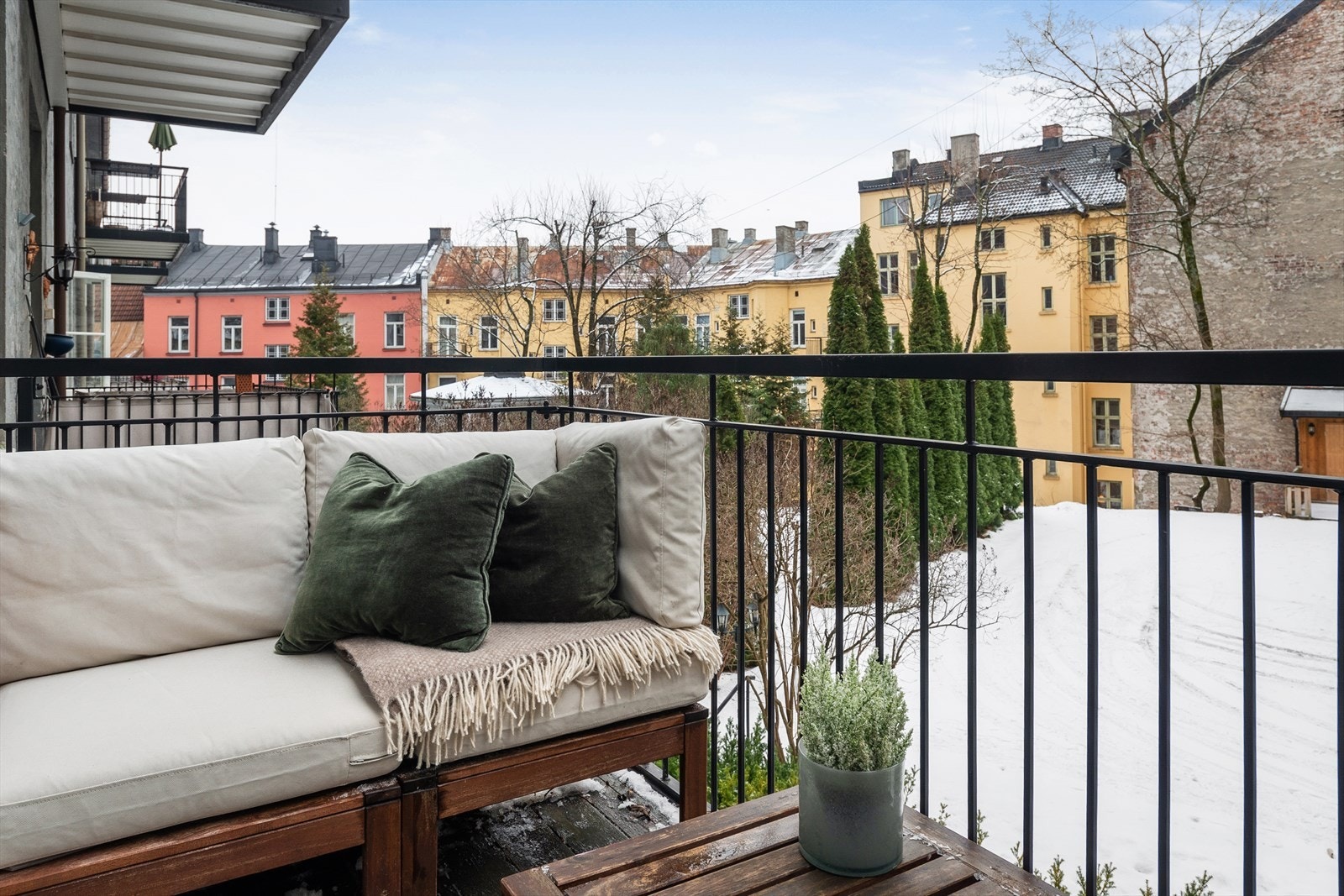 Balkongen er på ca. 4 m² med plass til utemøblement Galleribilde