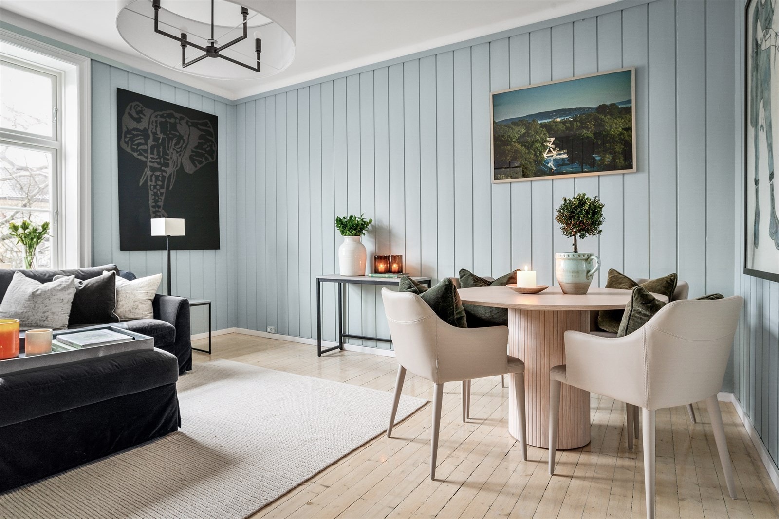 Stuen er av god størrelse med en utforming som gir flere innredningsmuligheter. Galleribilde