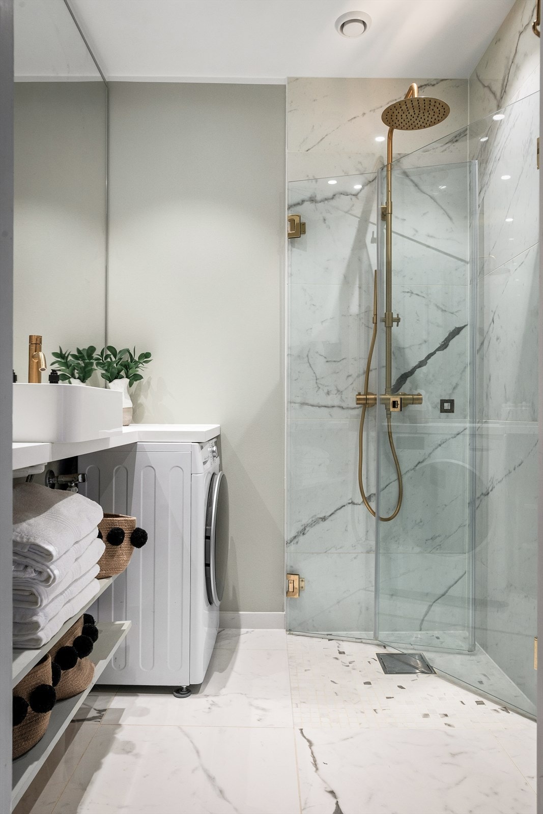 Boligens baderom ble pusset opp i 2019 og består av flislagte vegger i dusjsonen, flislagt gulv med varmekabler og ellers malte flater Galleribilde