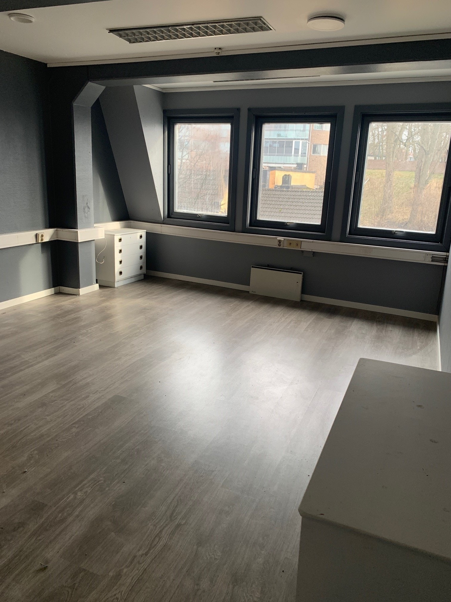 Kontoret i 3. etg. er for tiden tomt og bildet viser et eksempel på overflater, farger og vindusflate/ eksponering mot Storgata. Galleribilde