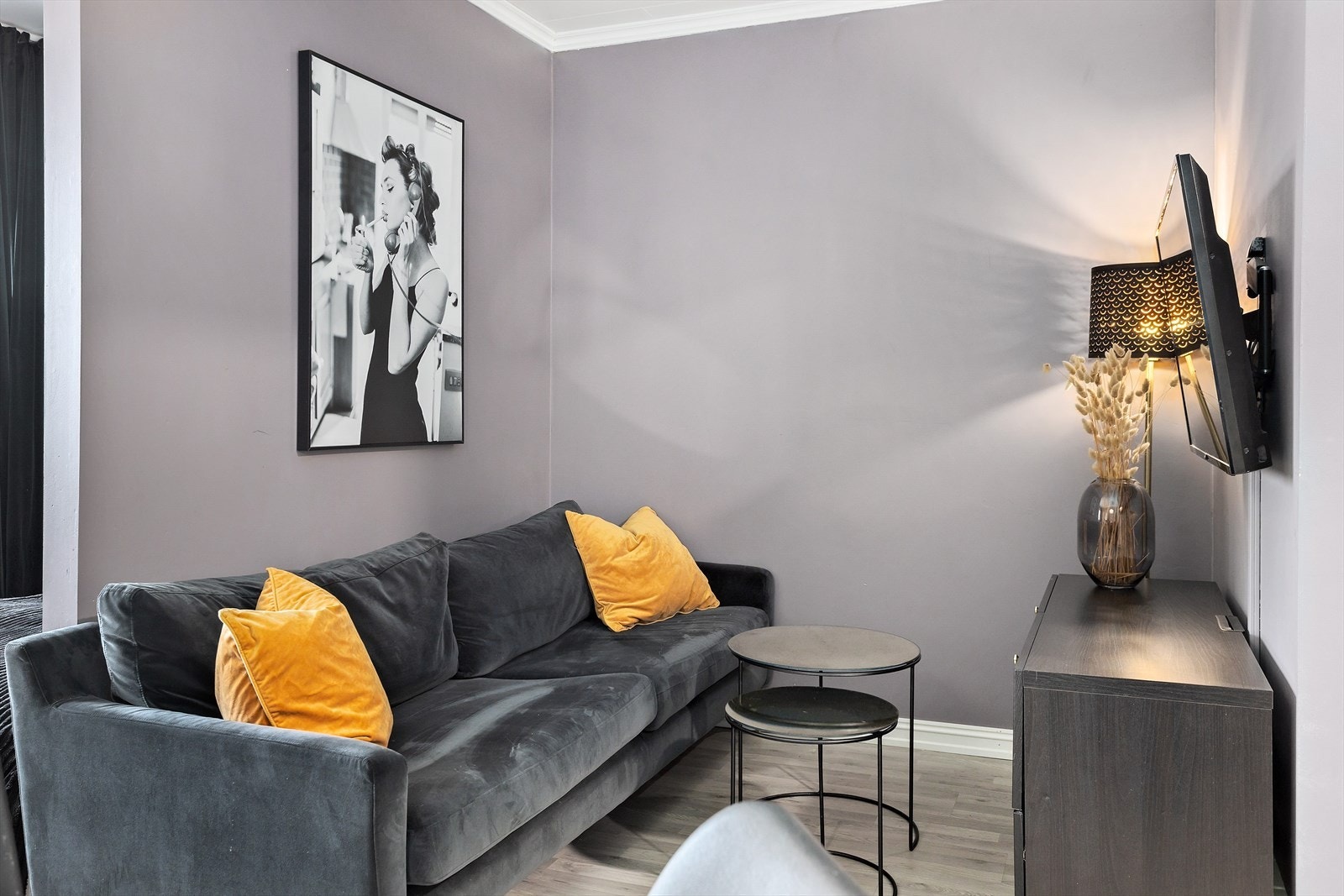 Her har du plass til sofagruppe og tv-seksjon. Galleribilde