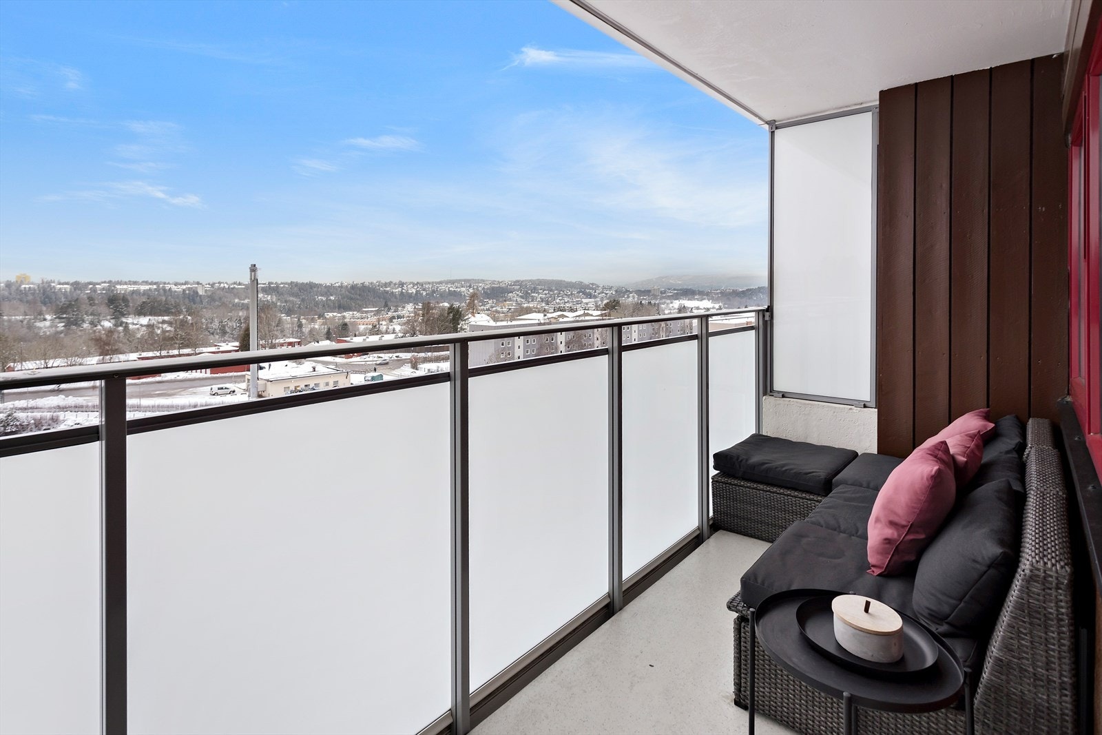 Fra stuen tar du deg ut til en hyggelig balkong på 6 kvm. Galleribilde