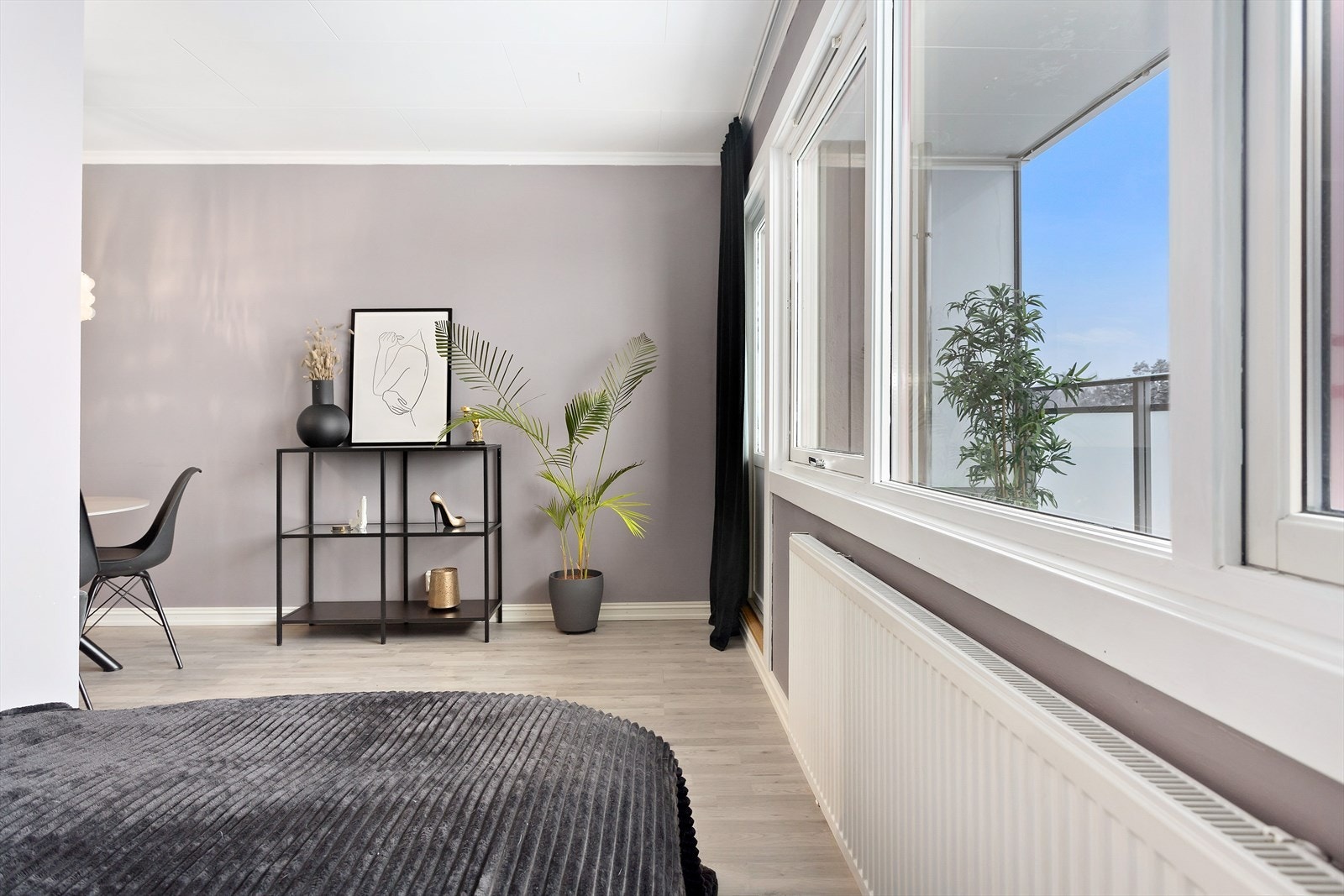 Store vindusflater som slipper inn godt med lys. Galleribilde