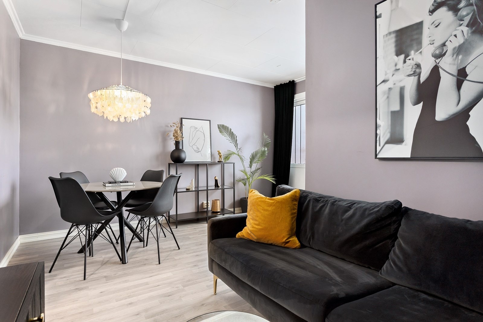 Her har du plass til sofagruppe, tv-seksjon og spisebord. Galleribilde