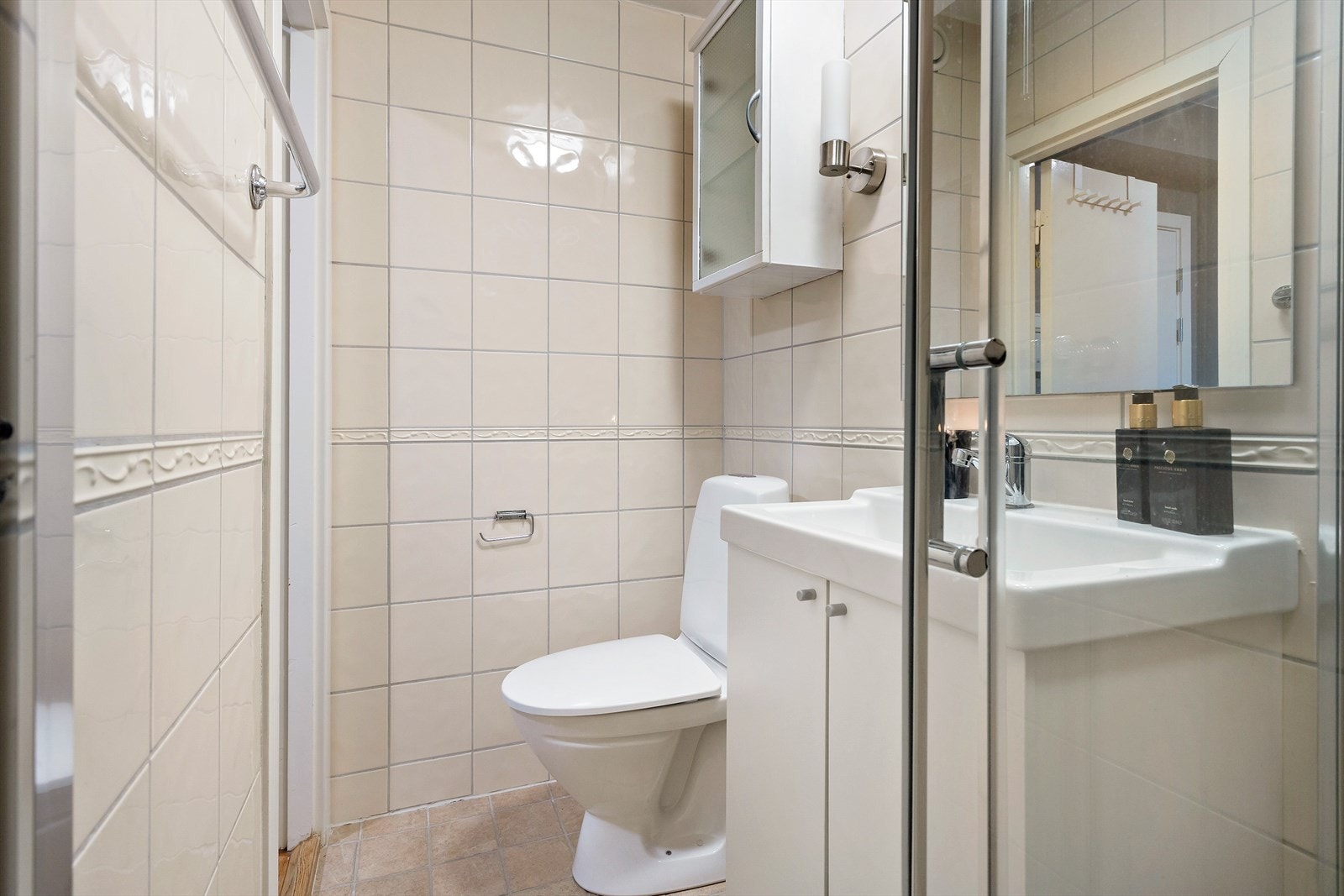 Badet inneholder dusj, wc og servant. Galleribilde