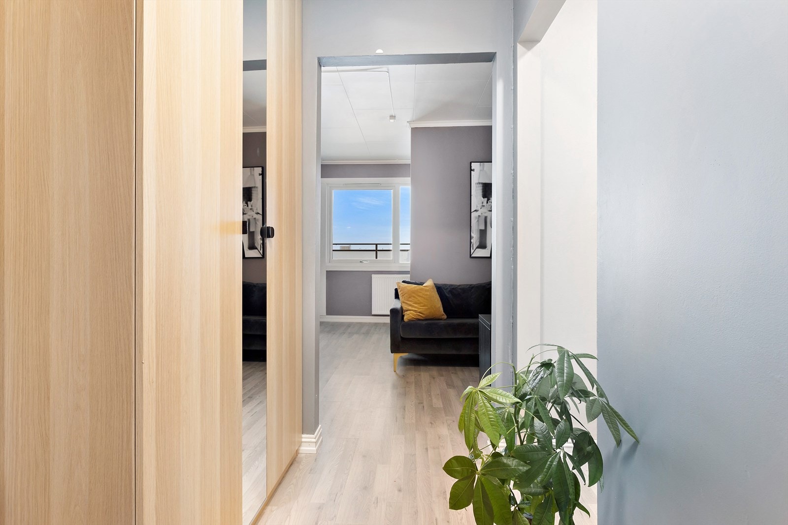 Entre med stort garderobeskap. Galleribilde