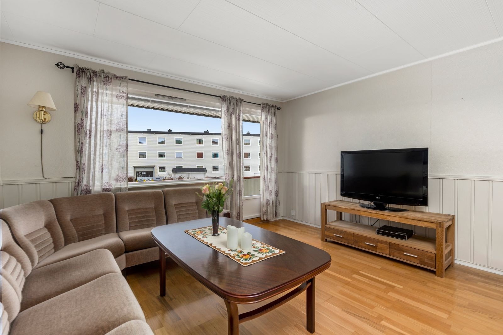 Fra stuen er det utgang til vestvendt balkong. Galleribilde