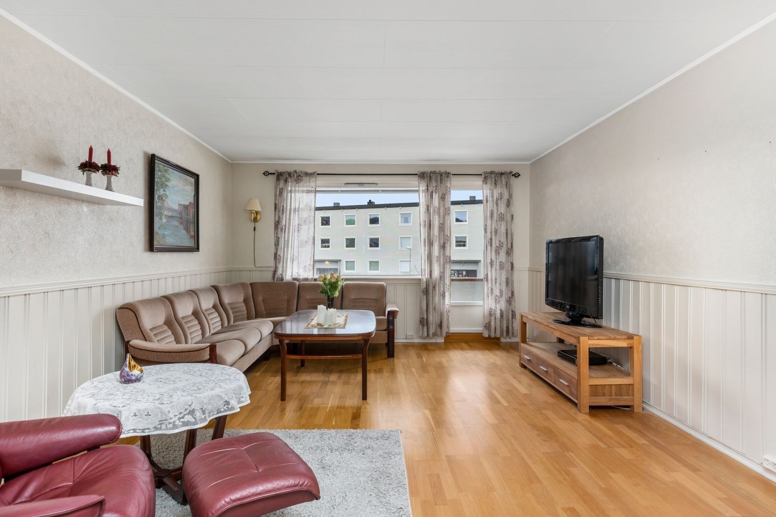 Den store vindusflaten sørger for et godt lysinnslipp og bidrar til en lett atmosfære. Galleribilde