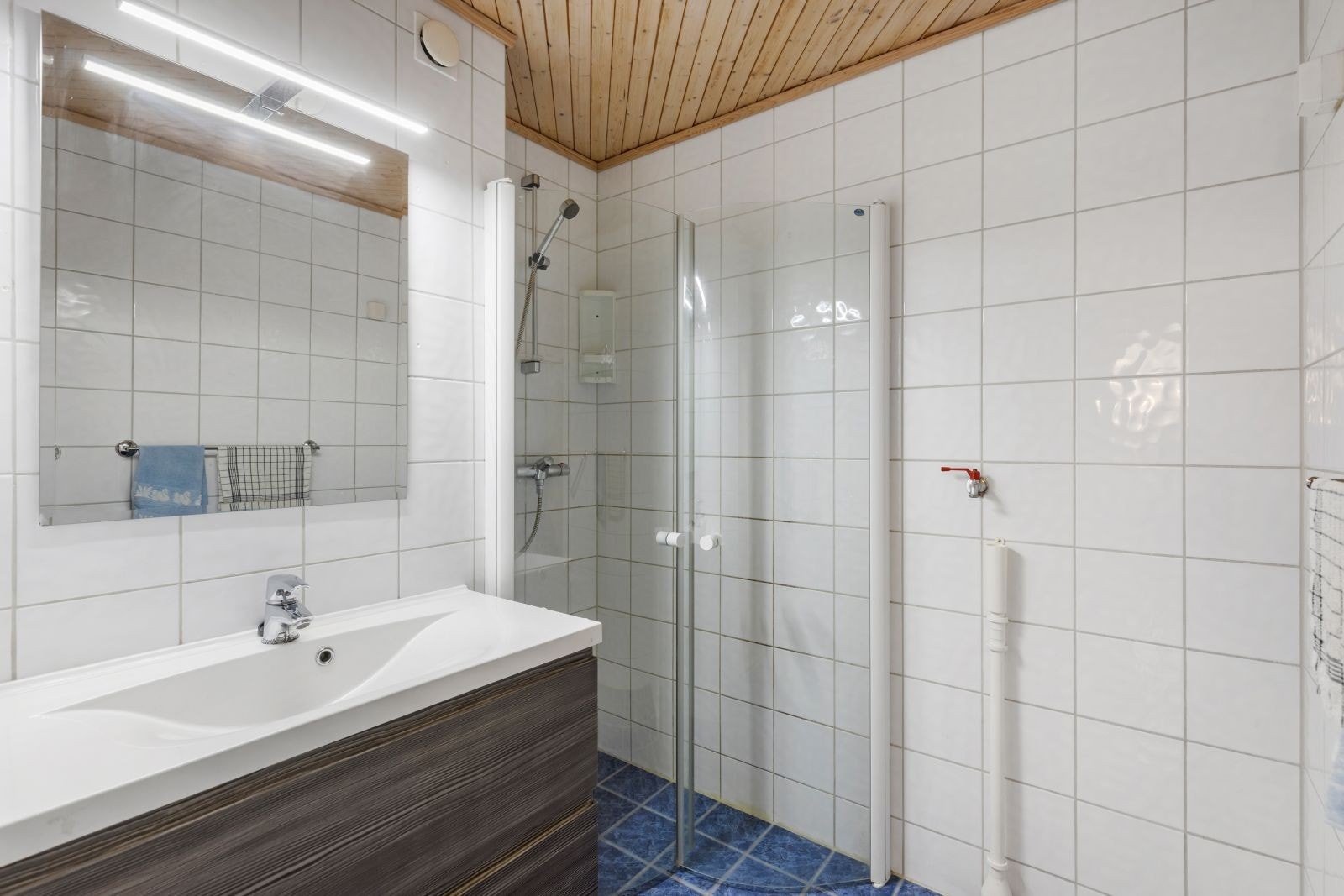 Flislagt bad med varmekabler i gulv, nyere innredning og opplegg for vaskemaskin Galleribilde