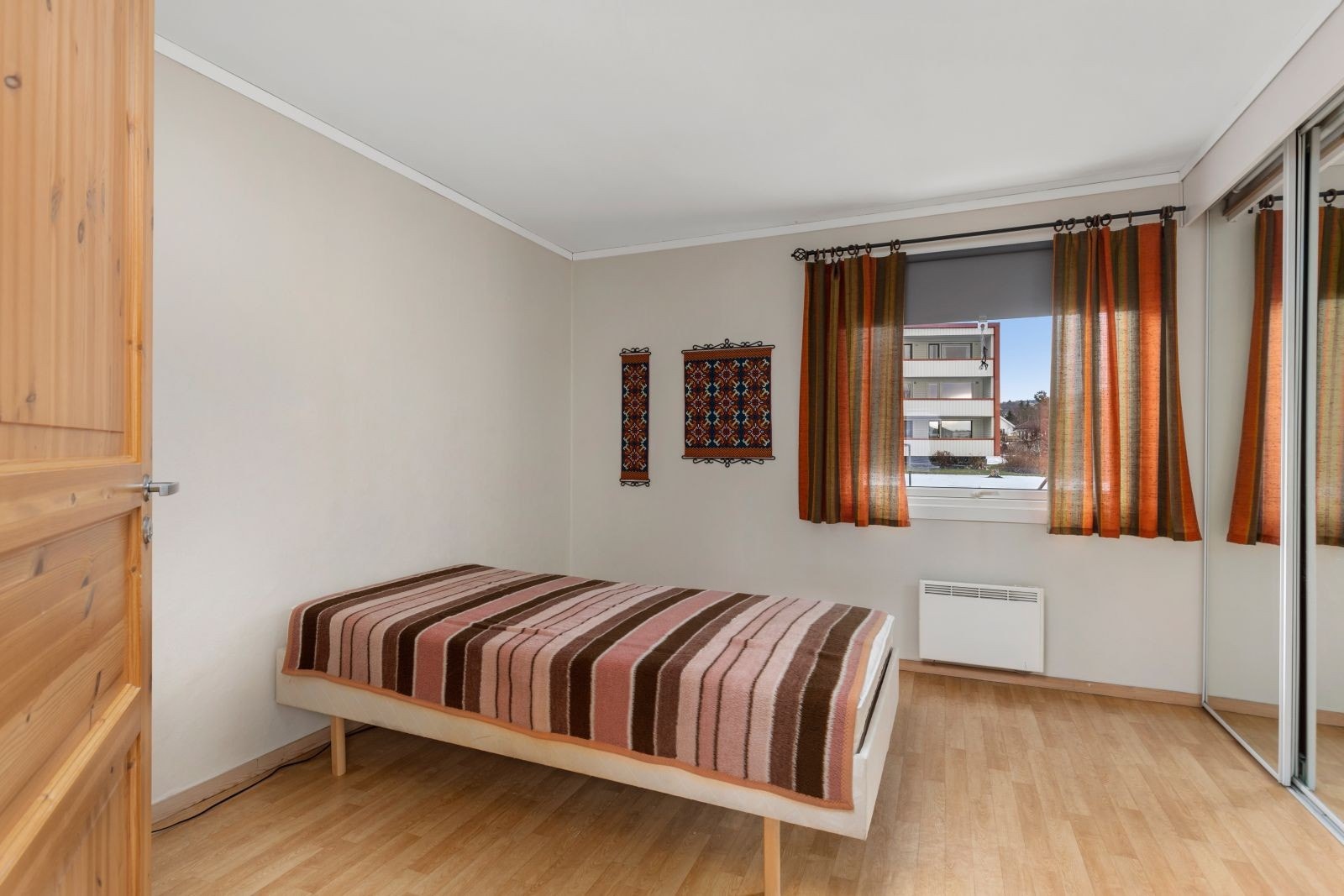 Hovedsoverommet er på hele 13 kvm, og er innredet med stor skyvedørsgarderobe. Galleribilde