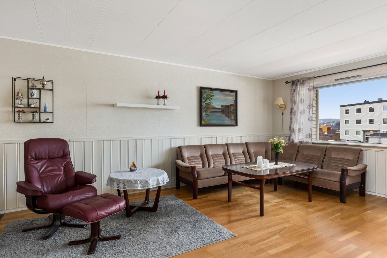 Leiligheten har moderniseringsbehov, så her har man en gyllen mulighet til å utforme leiligheten etter egen stil og preferanser. Galleribilde