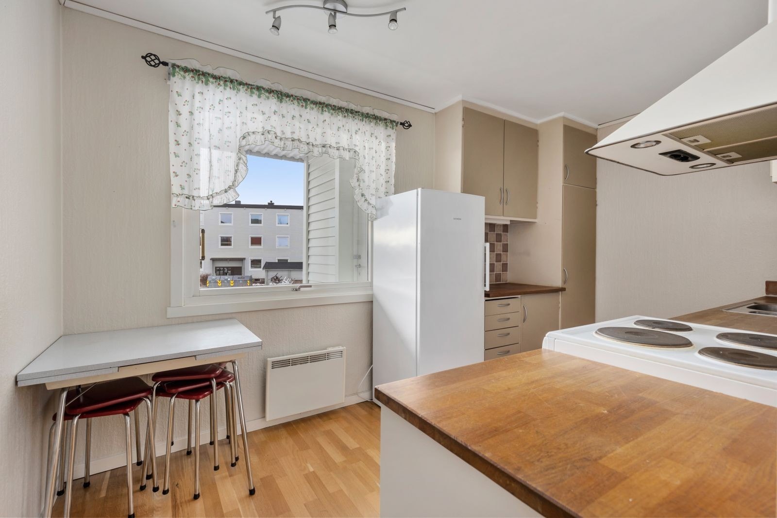 Plass til frokostbord på kjøkken. Galleribilde