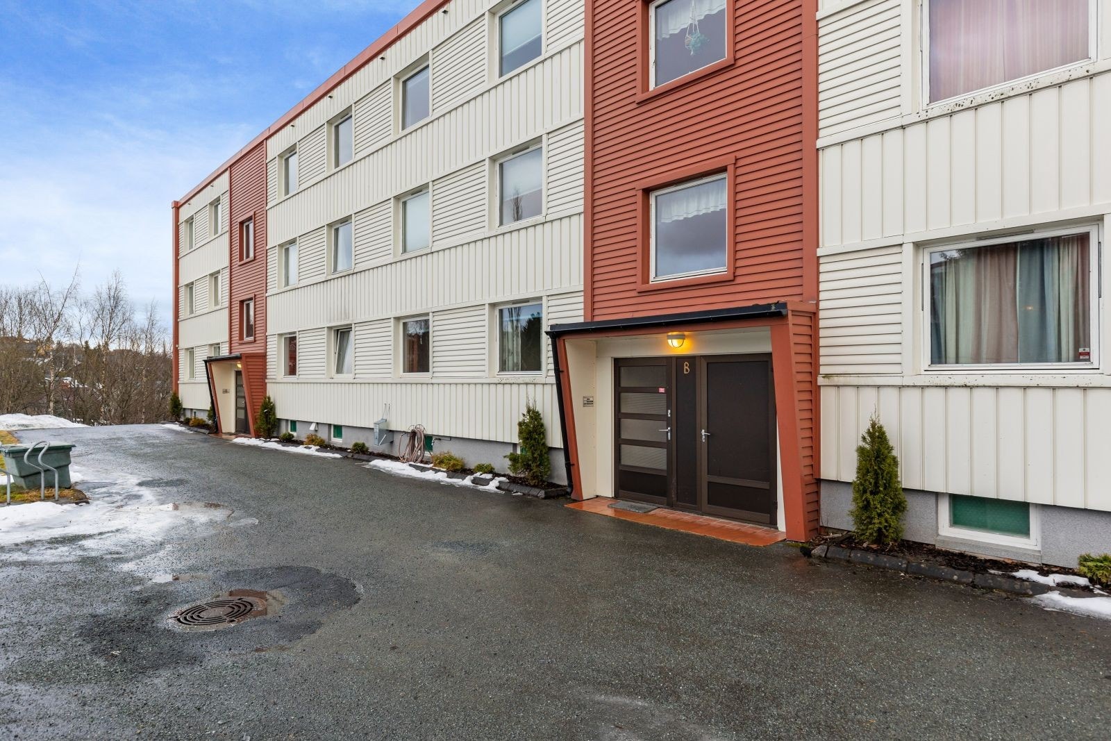 Inngangsparti. Leiligheten disponerer en egen p-plass som følger leiligheten. Galleribilde