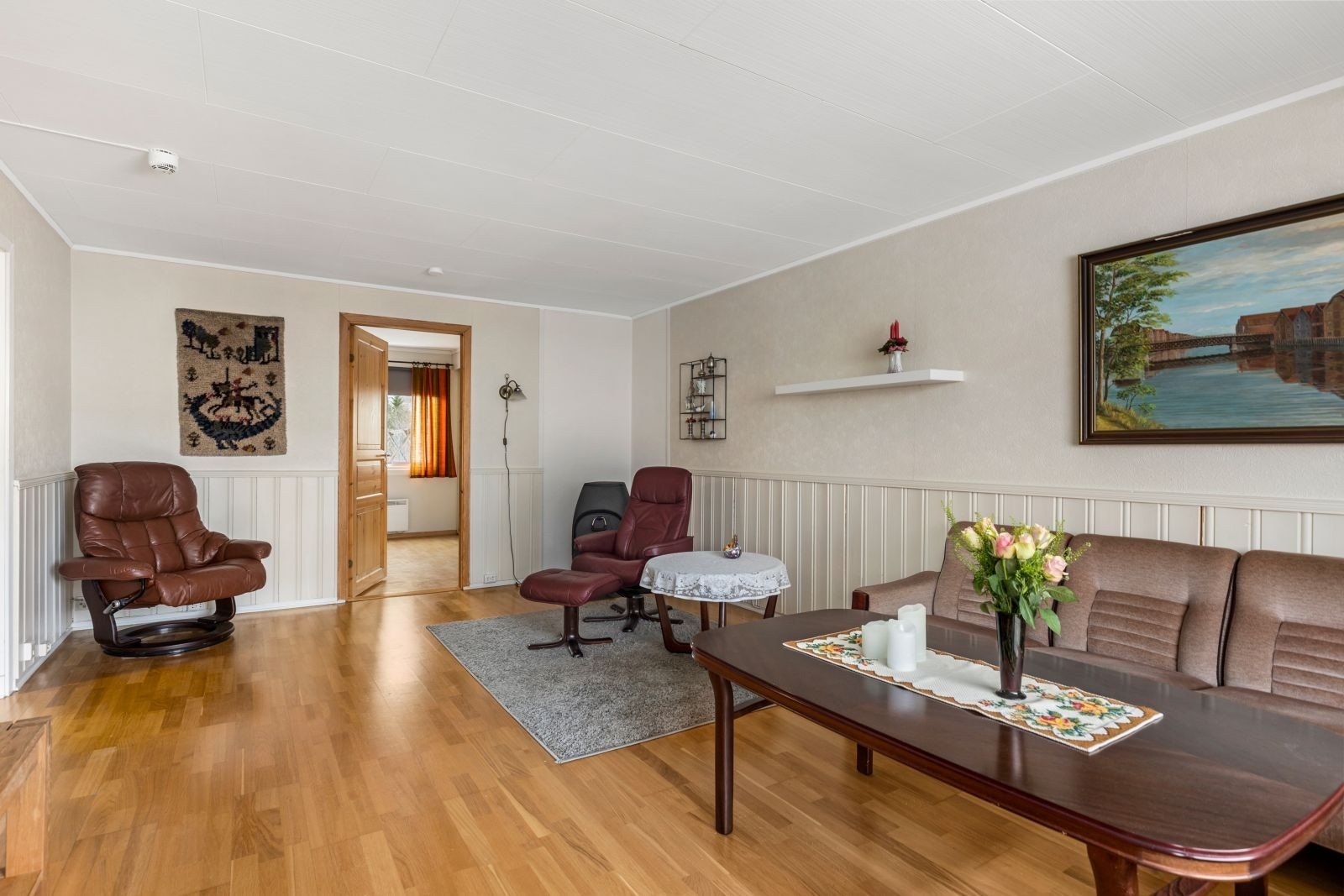 På stuen har man god plass til både sofagruppe og spisebord. Galleribilde