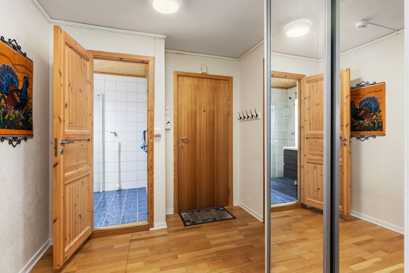 Gang med skyvedørsgarderobe, sett mot bad og inngangsparti. Galleribilde