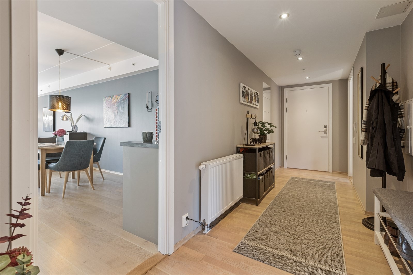 Boligen byr på en romslig entré med god plass til å henge fra deg jakker og sette fra seg
sko. Galleribilde