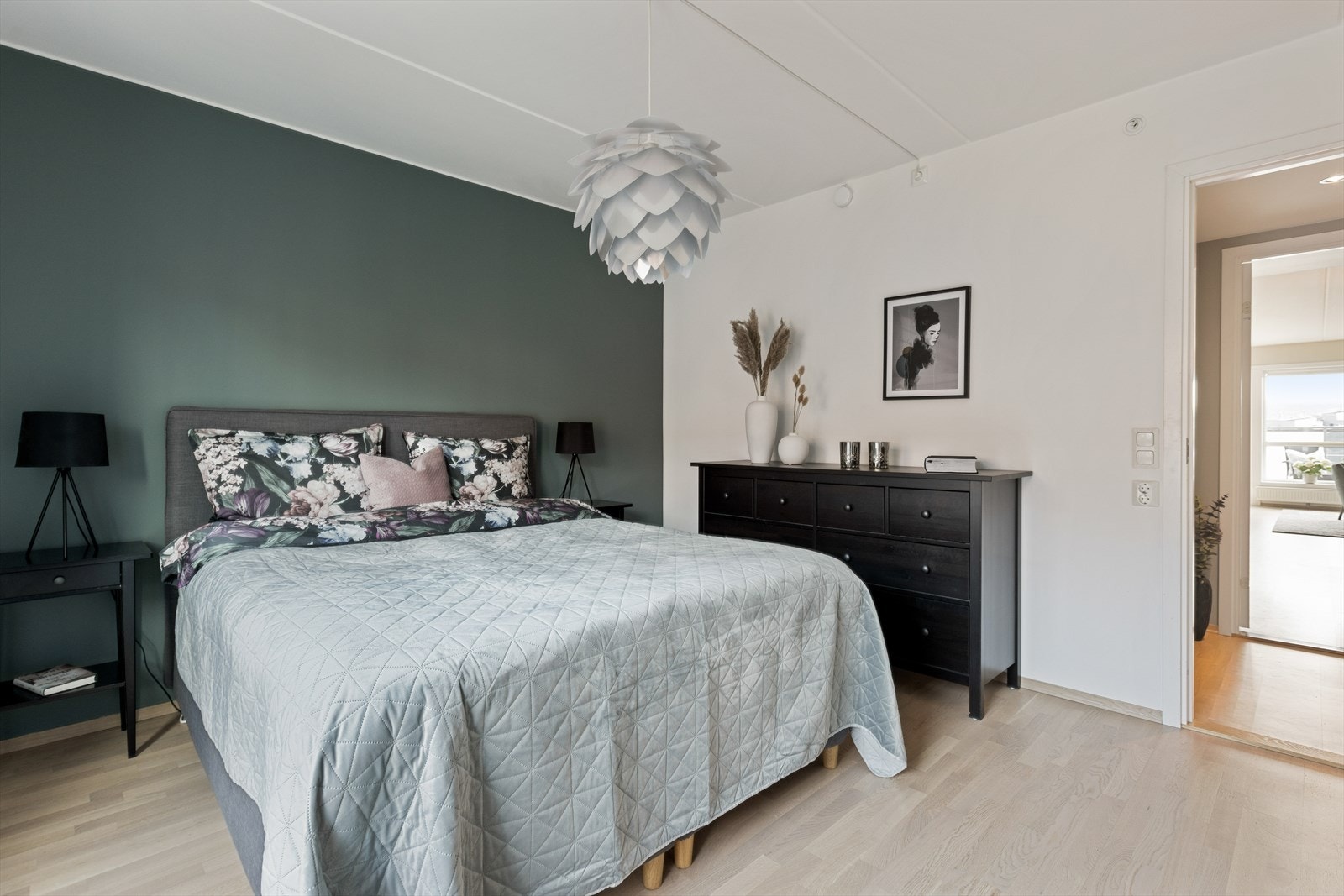 God plass til både dobbeltseng og nattbord på begge sider. Galleribilde