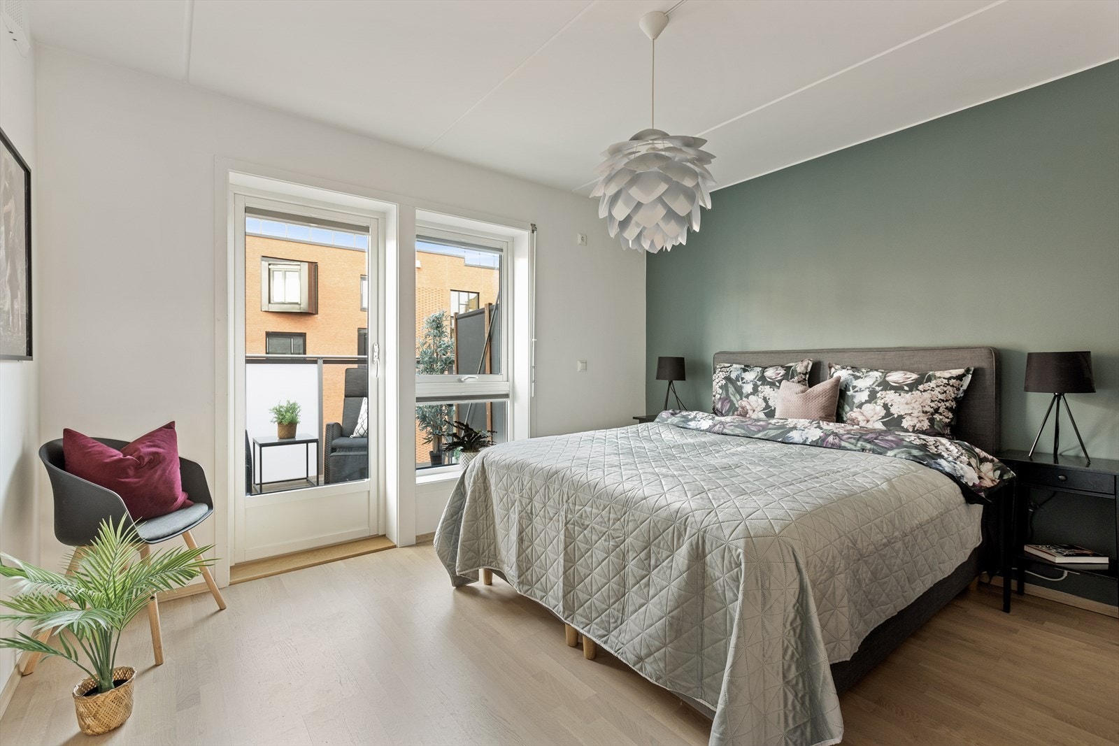 Hovedsoverom har store vindusflater som slipper inn rikelig med naturlig lys. Galleribilde