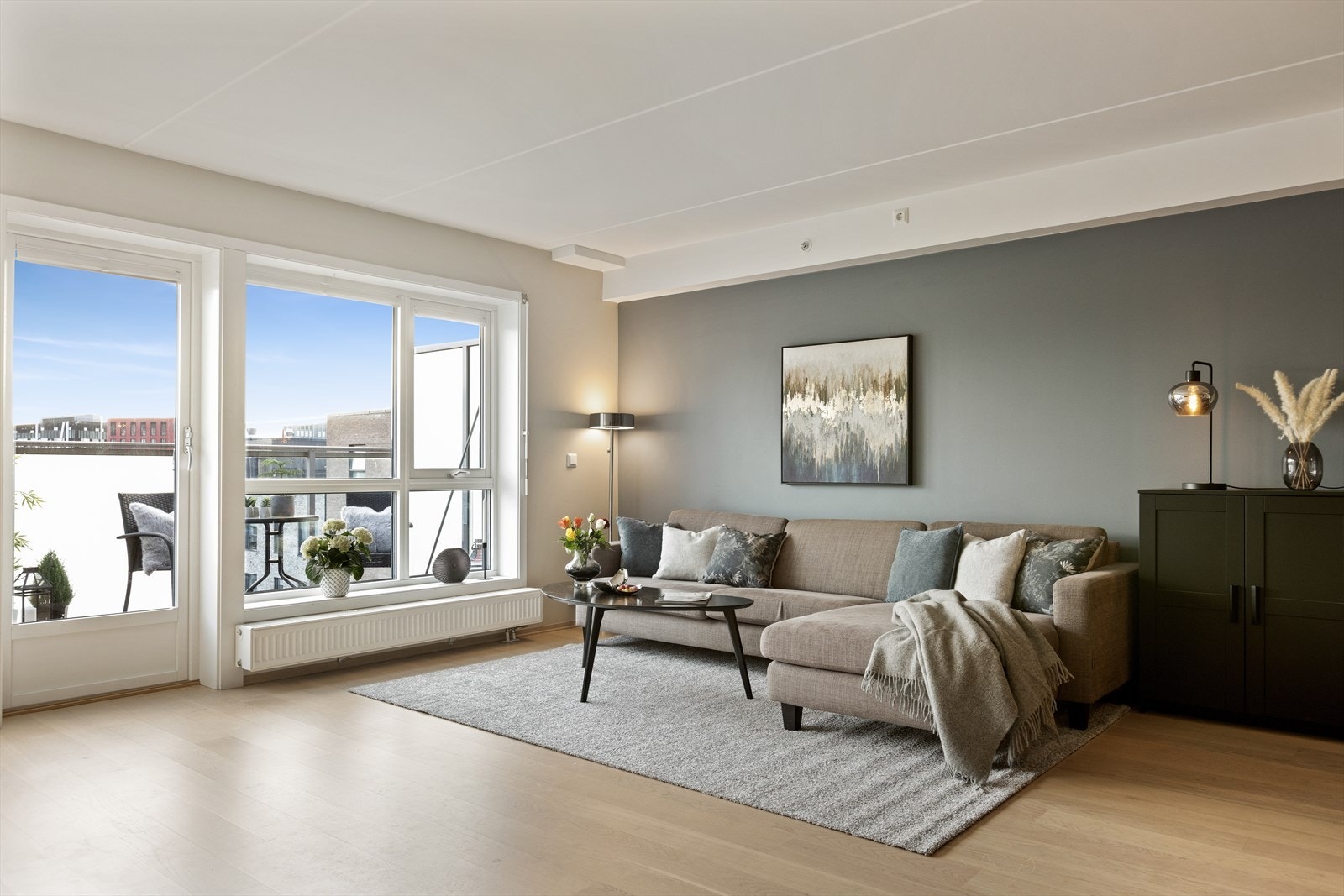 Fra stuen er det utgang til en østvendt balkong som vender mot rolige omgivelser. Galleribilde