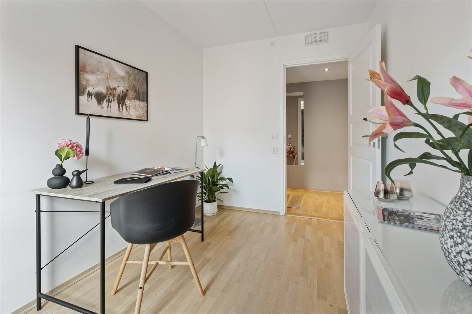 Her får du enda et romslig soverom med plass til seng og garderobeskap. Galleribilde