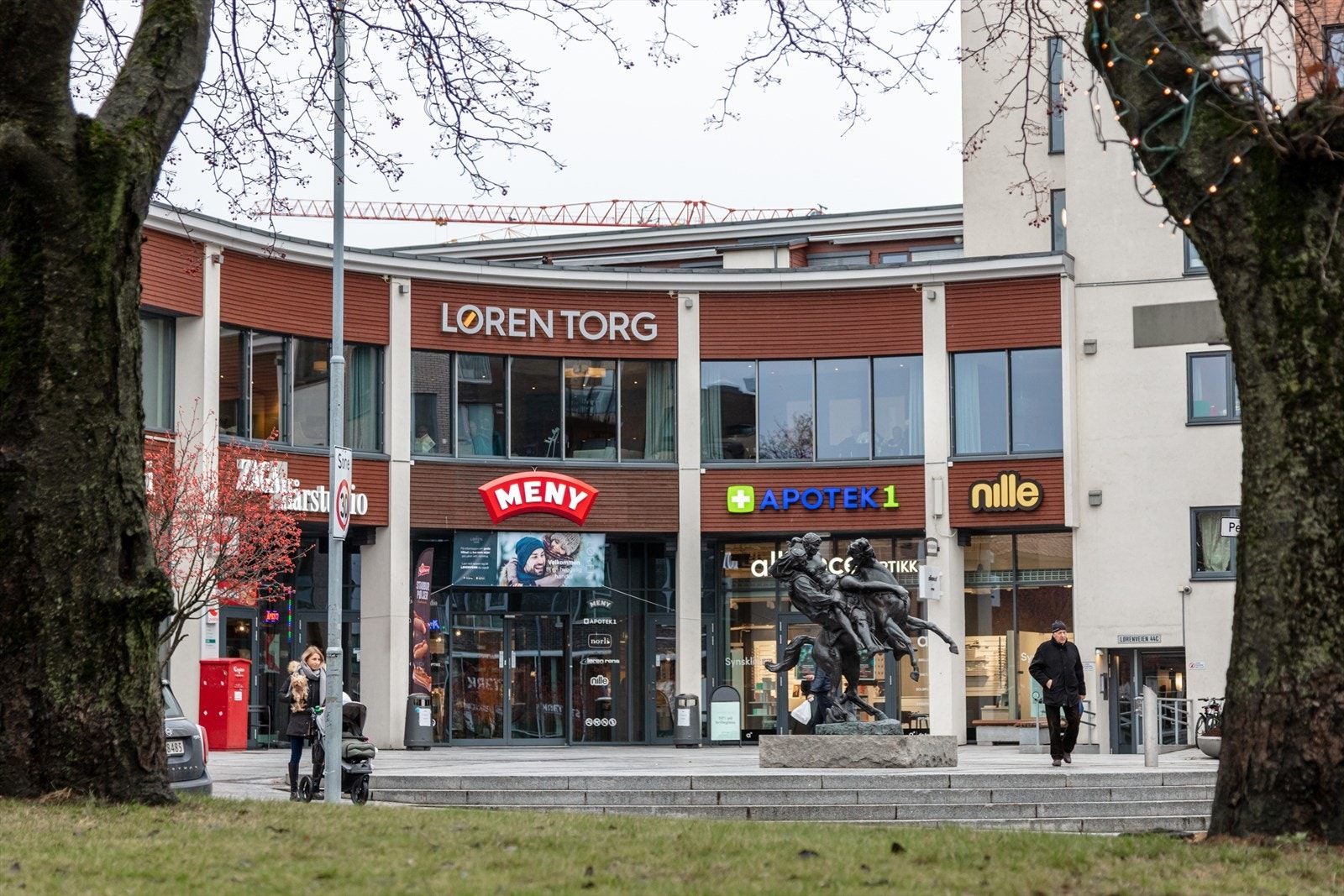 Rett ved Peter Møllers vei finner du Løren Torg. Her er det flere butikker som Apoteket, Meny m.m. Galleribilde