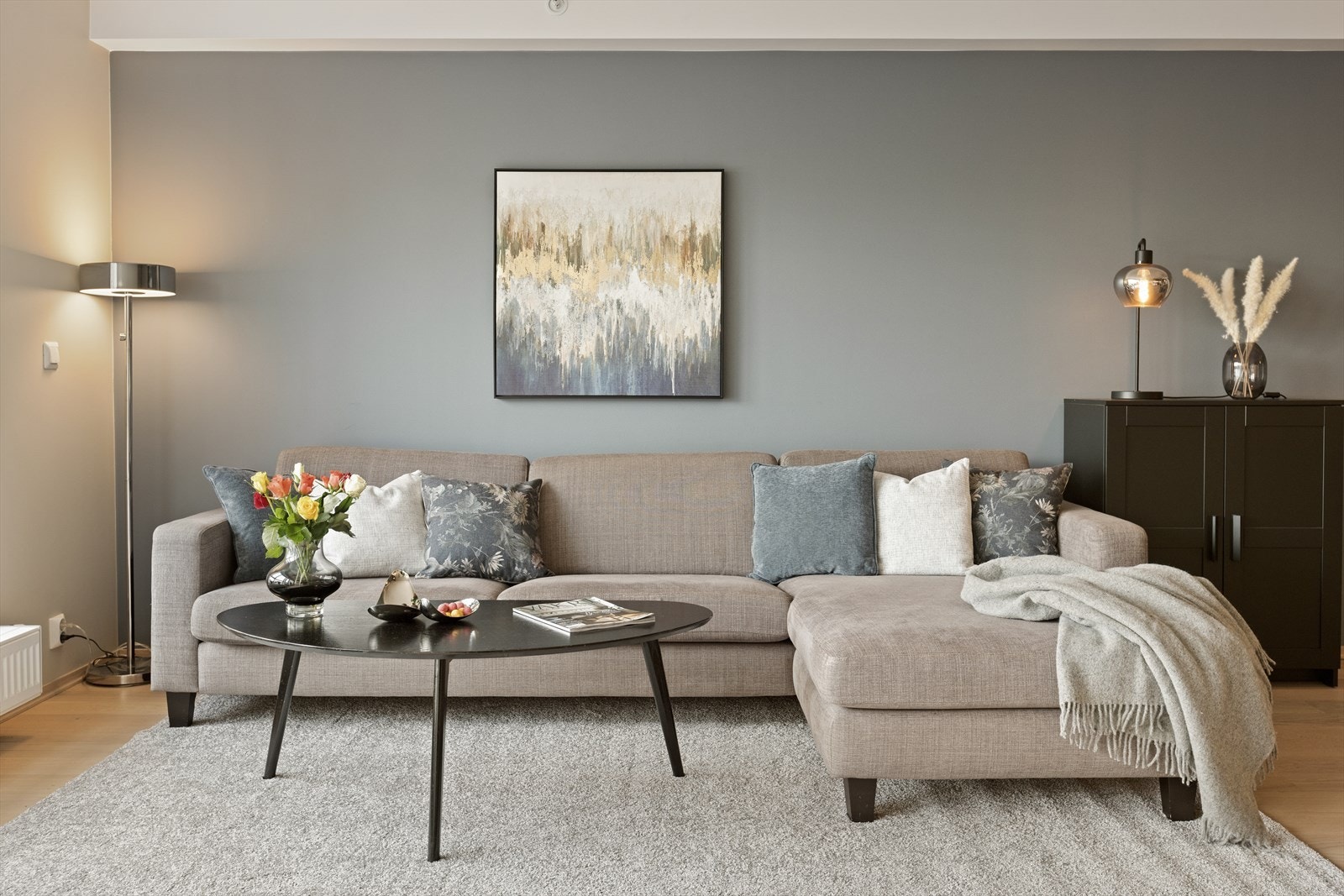 Stuen har gode innrednings muligheter. Naturlig plass til sofakrok. Galleribilde