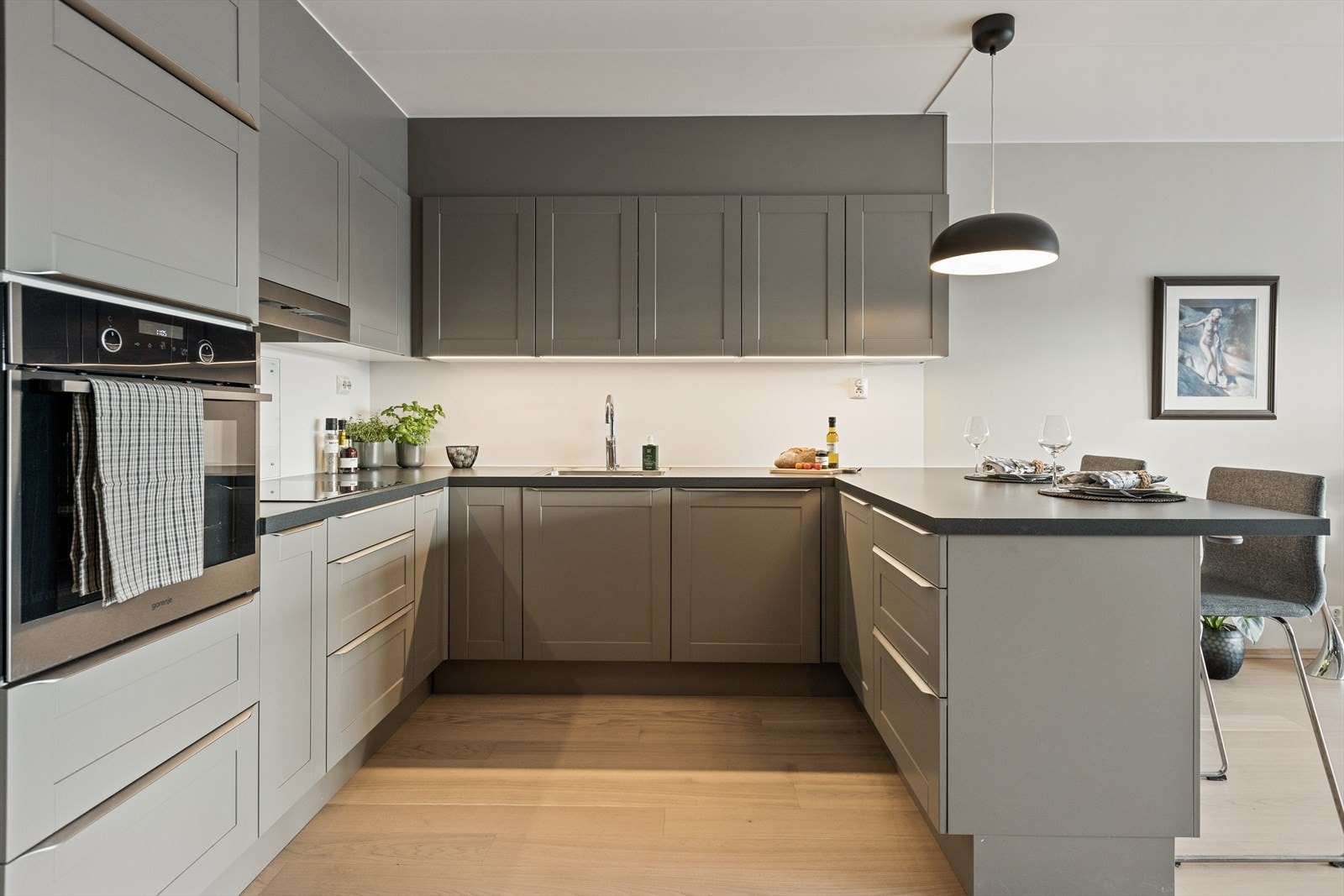 Kjøkkeninnredningen er fra HTH - gode
skap- og benkeplass til matlaging. Galleribilde