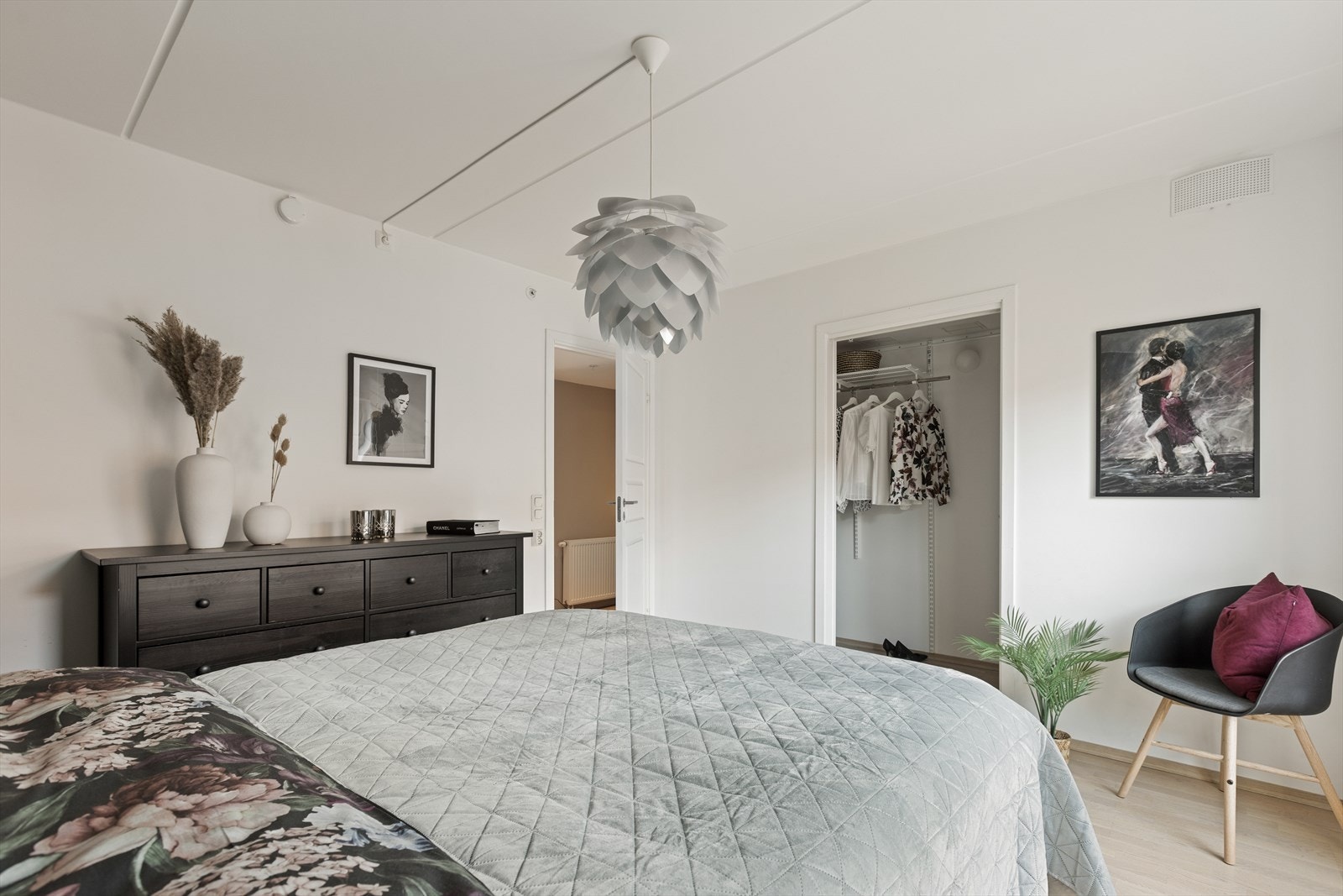 Hovedsoverommet har en tilknyttet praktisk walk-in garderobe på 3 kvm. Galleribilde