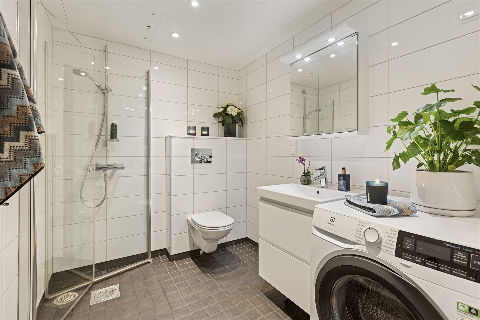 Praktisk bad med delikate fliser og moderne fargevalg. Galleribilde