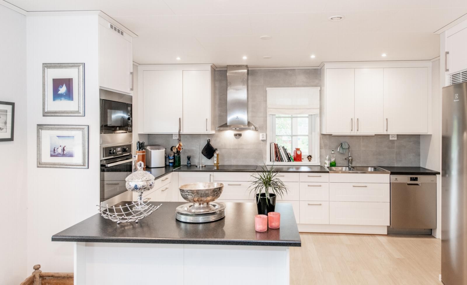 Moderne kjøkken med god plass. Galleribilde