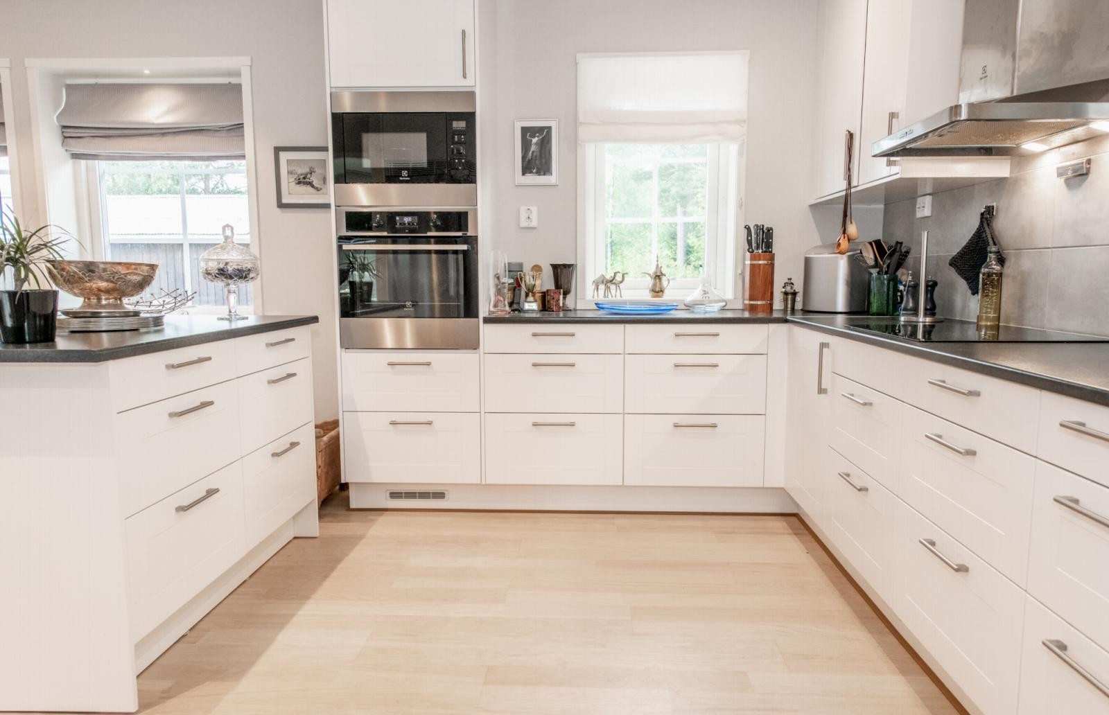 Moderne kjøkken med god plass. Galleribilde