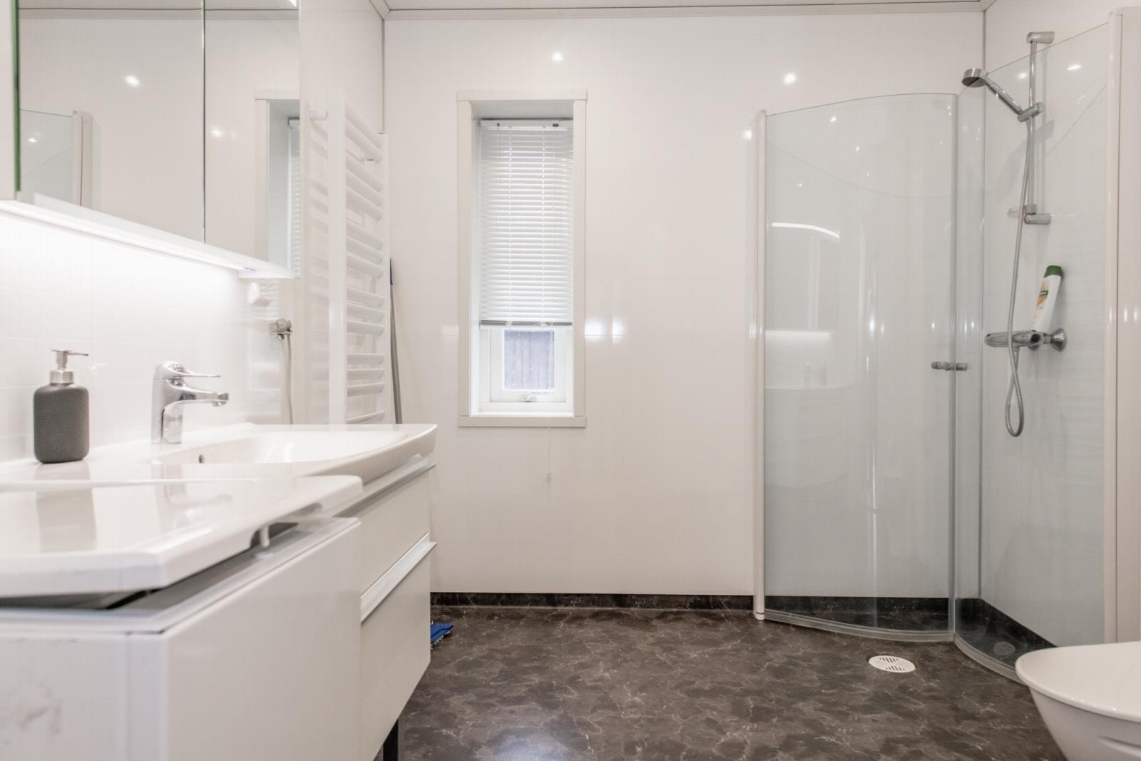 Stort bad med vaskemaskin (utleiedel). Galleribilde