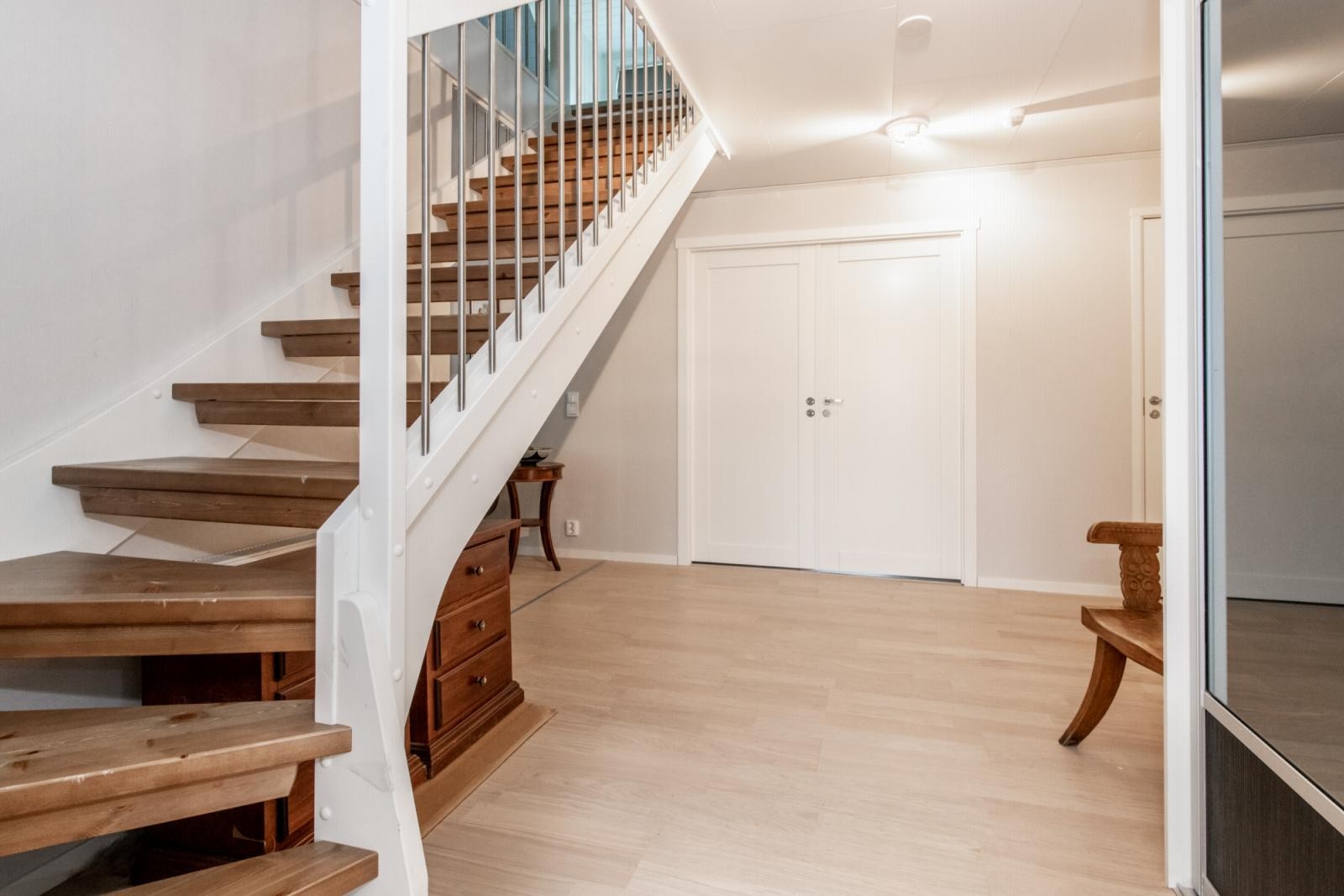 Inngangsparti med garderobe og trapp til 2. etasje. Galleribilde