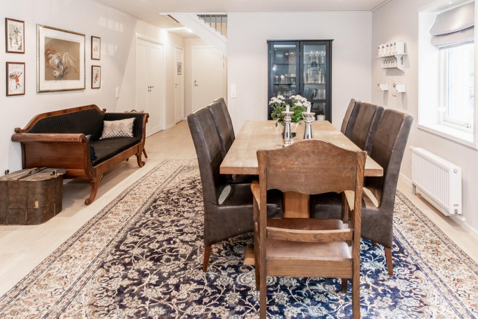 Fantastisk spiseplass ved kjøkken. Galleribilde