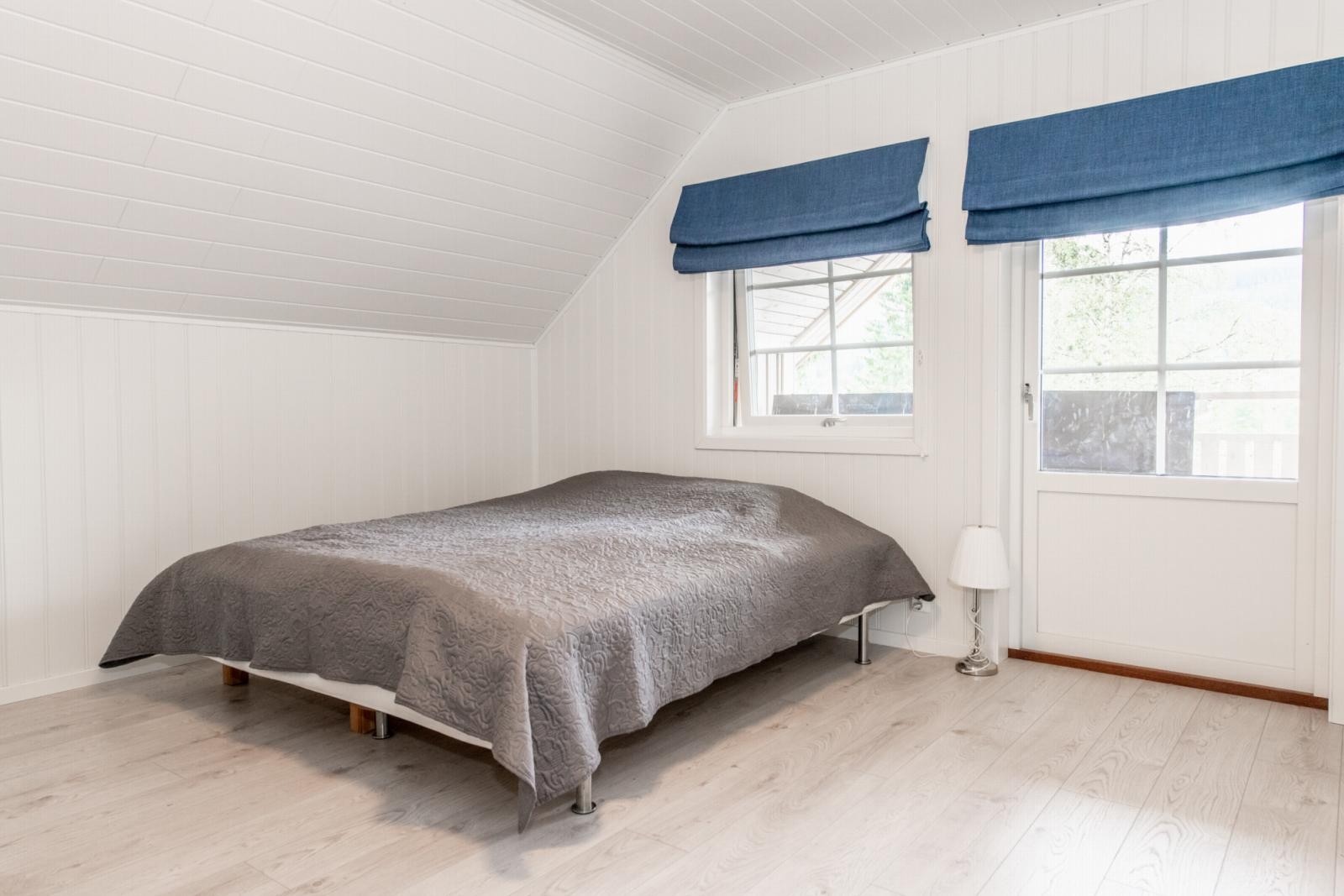 Hovedsoverom i 2. etasje, med utgang til terrasse. Galleribilde