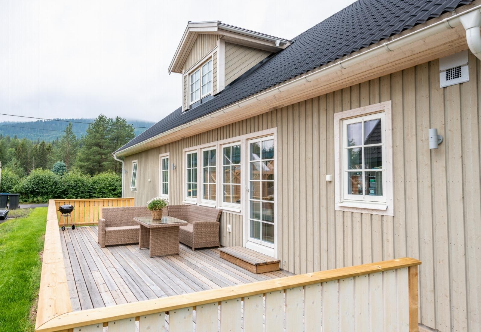 Solrik og ny terrasse på ca 35 kvm mot sør Galleribilde